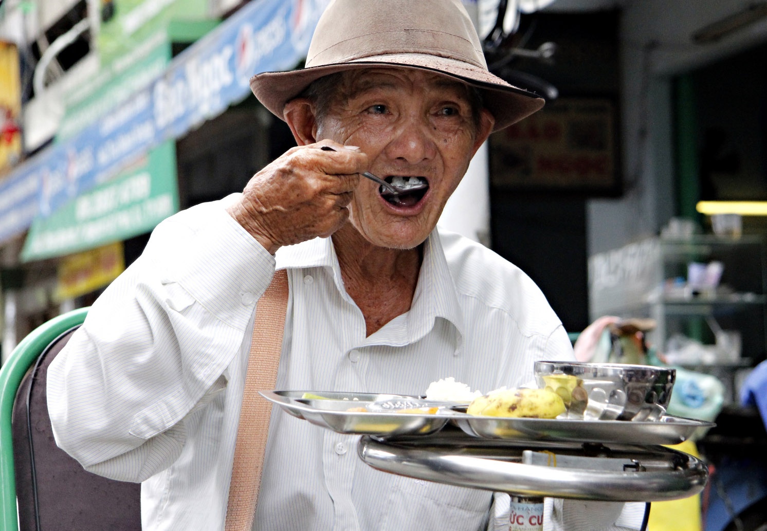 Chú Lê Đình Phương quê Phú Yên, đã 79 tuối. Chú bị tật ở chân nên phải ngồi xe lăn đi bán vé số. Ngày nào cũng đều đặn đúng giờ chú ghé để ăn cơm. Chú chia sẻ cơm ăn ngon và các em tình nguyện viên rất tốt, đều bưng cơm ra giúm chú chứ không phải xếp hàng như mọi người do bất tiện.
