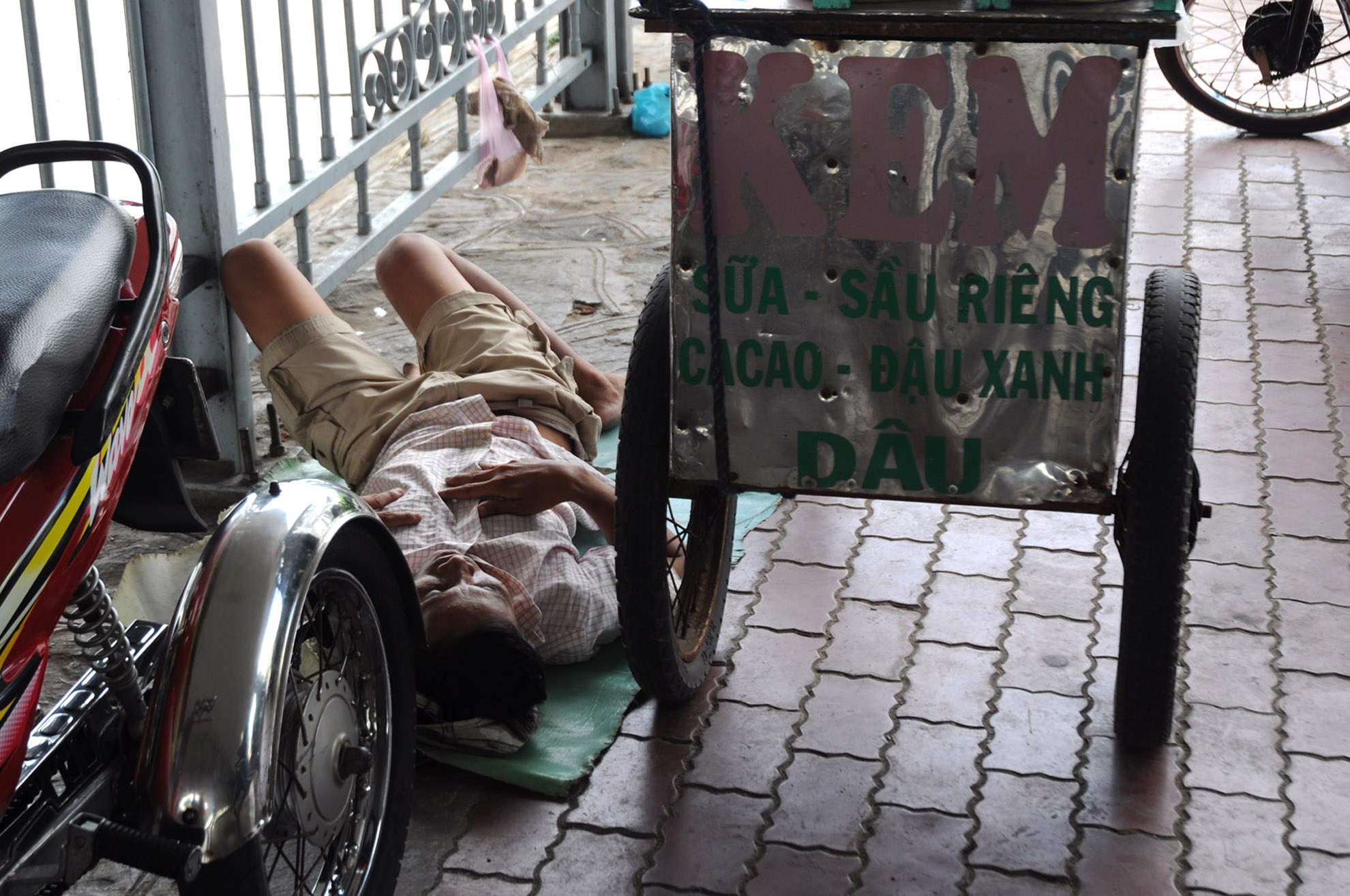 Dưới gầm cầu calmette (quận 1) là nơi tập trung đông những người lao động nghèo nghỉ trưa.