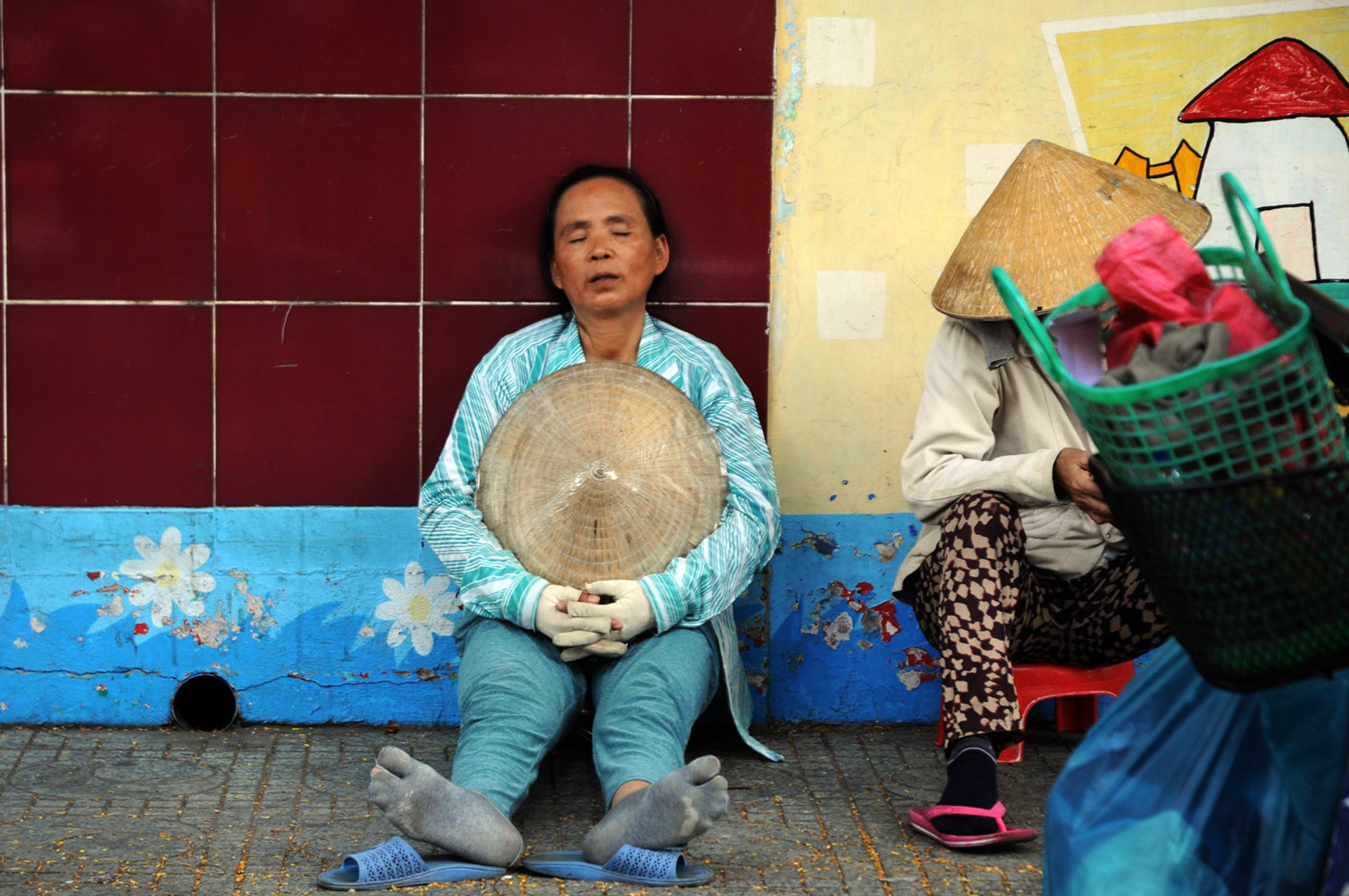 Người phụ nữ chợp mắt trên đường Trần Nhân Tôn (quận 10) sau buổi sáng đi thu mua ve chai mệt nhọc.