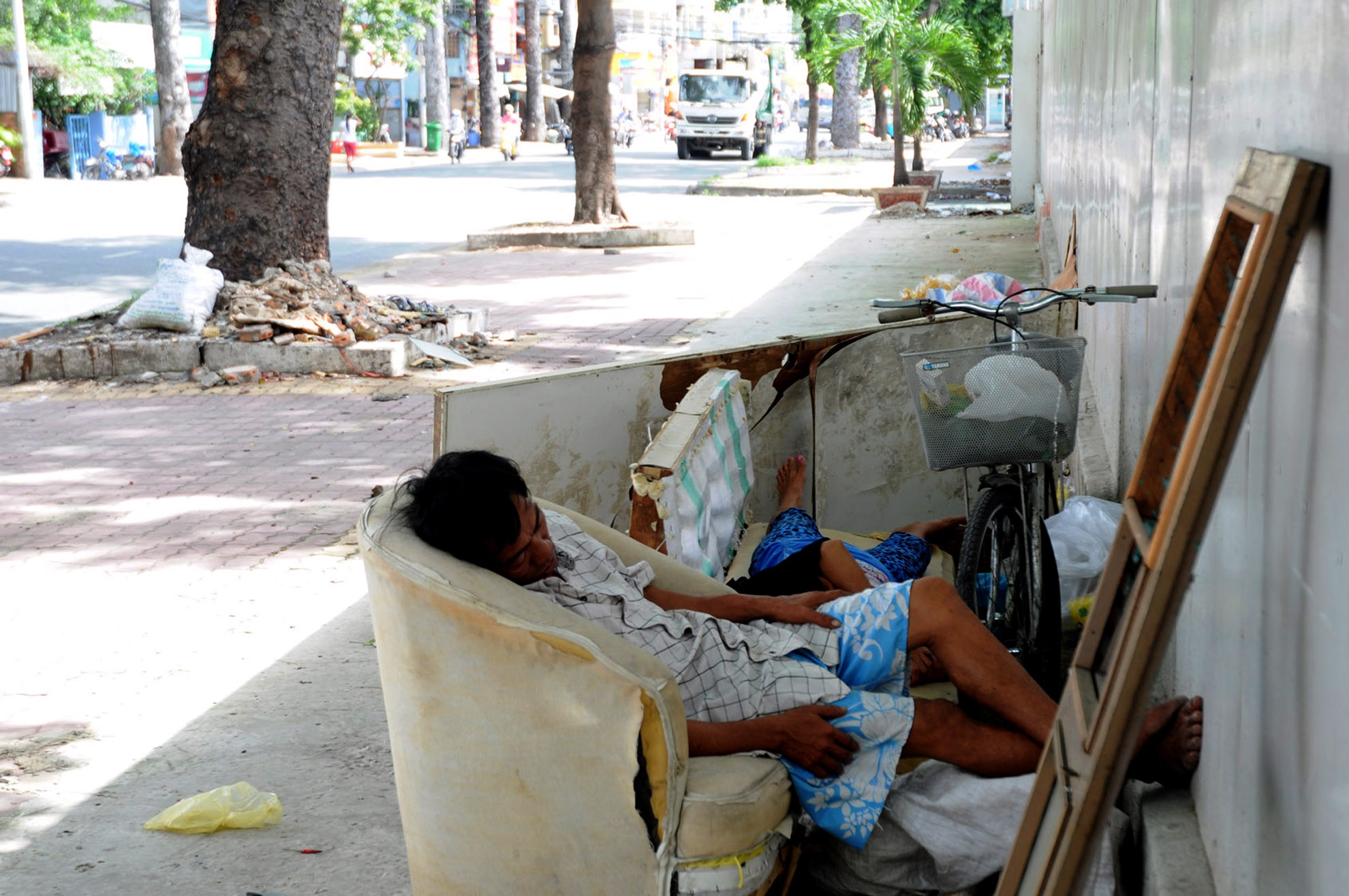 Chiếc ghế salon cũ được hai vợ chồng lao động nghèo làm chỗ ngã lưng cho một giấc ngủ ngon.