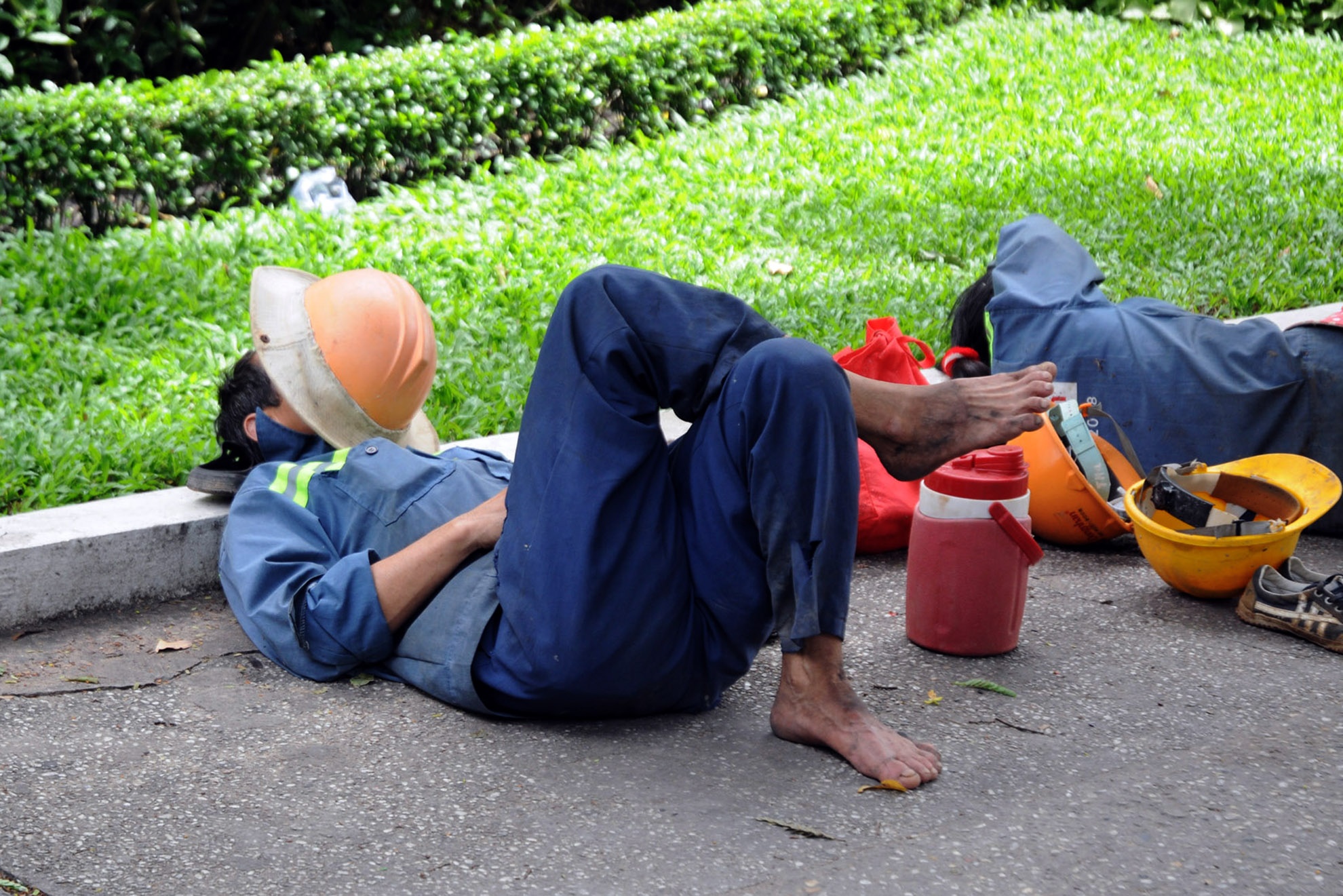 Giấc ngủ vội vàng của những bậc cha mẹ, để mong con cái mình sẽ được học hành và có cuộc sống tốt hơn.