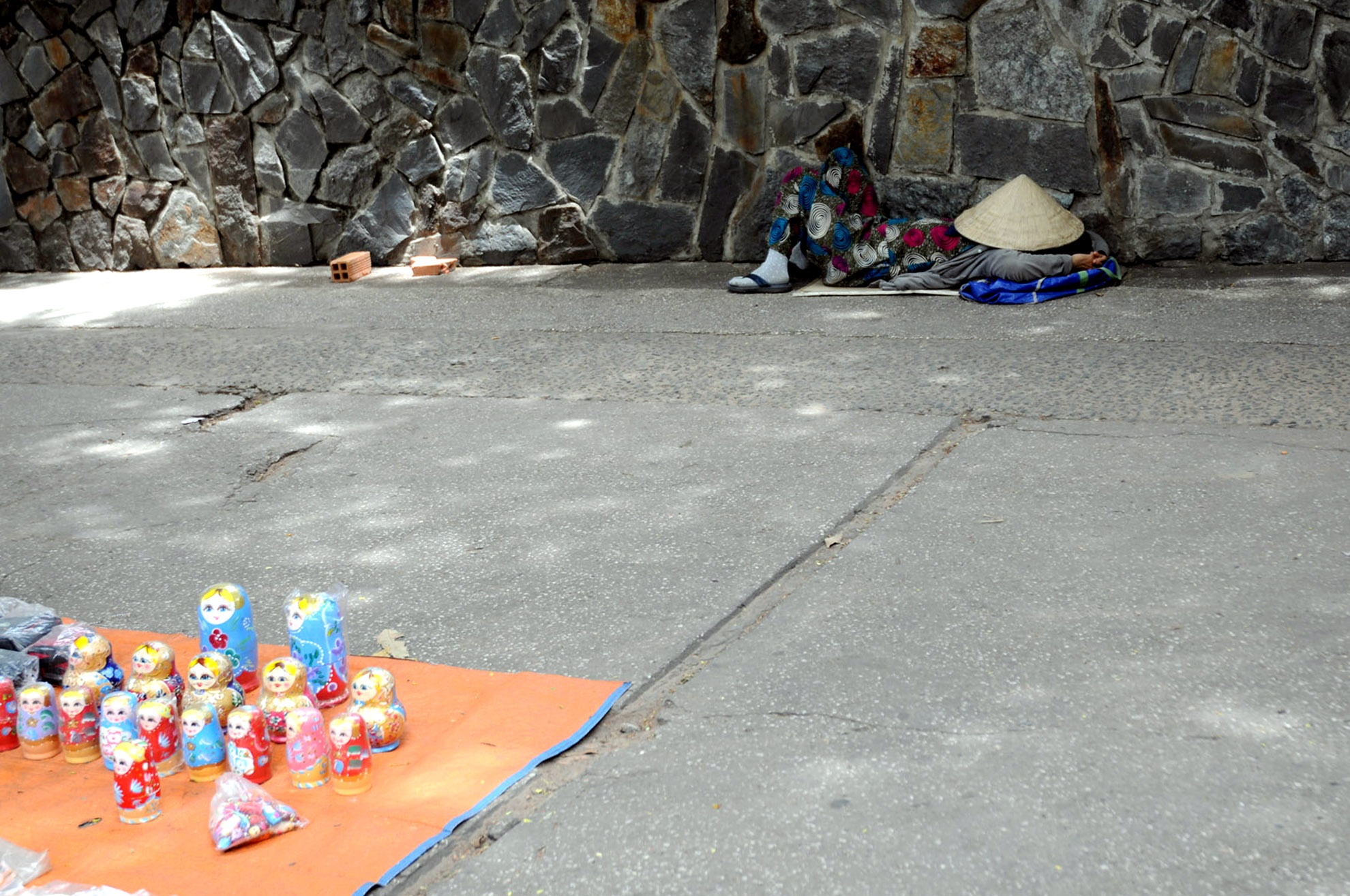 Người phụ nữ này vẫn còn để nguyên hàng hóa, tìm đến một góc đường Nam Kỳ Khởi Nghĩa (quận 1) để chợp mắt.