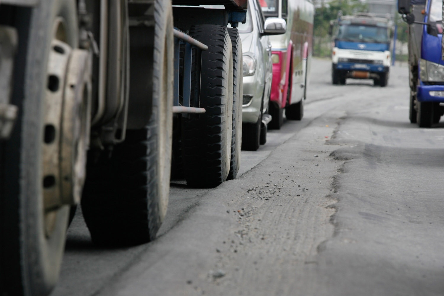 Theo báo Thanh Niên: Đại lộ Mai Chí Thọ (đại lộ Đông Tây cũ, đoạn từ đường Đồng Văn Cống đến nút giao Cát Lái) được đưa vào sử dụng từ tháng 8.2010. Sau thời gian ngắn đã xảy ra tình trạng sụt lún, trồi nhựa, nặng nhất vào tháng 5.2012. Đến nay chủ đầu tư đã 5 - 6 lần sửa chữa nhưng vẫn tiếp tục lún nặng.