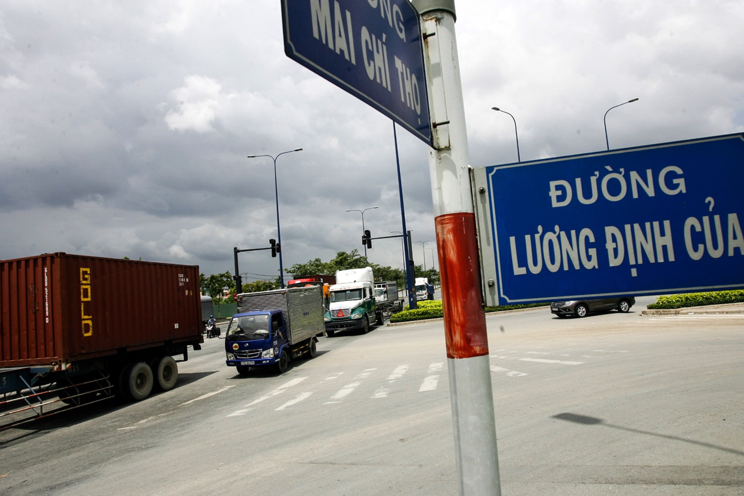 dọc đại lộ Mai Chí Thọ (tên cũ đại lộ Đông Tây) và đường Đồng Văn Cống (tên cũ tỉnh lộ 25B) xuất hiện nhiều rãnh sâu, có đoạn sâu hơn 30 cm khiến xe container, xe tải, ô tô du lịch gầm thấp lưu thông rất khó khăn, dễ xảy ra va quệt khi chuyển làn.