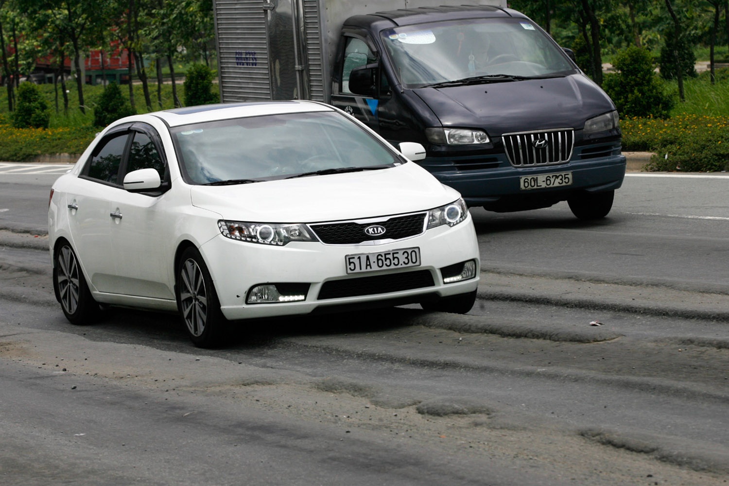 Có đoạn mặt đường tạo thành những cái hố sâu, nhựa trồi lên gần đụng cả gầm xe ô tô loại 4 chỗ