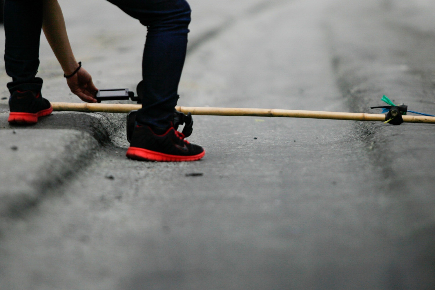 Nhiều chỗ bị lún, lớp bê-tông trồi lên khiến mặt đường nham nhở, có đoạn lún sâu hơn 15 - 20cm làm ôtô dằn xóc rất mạnh