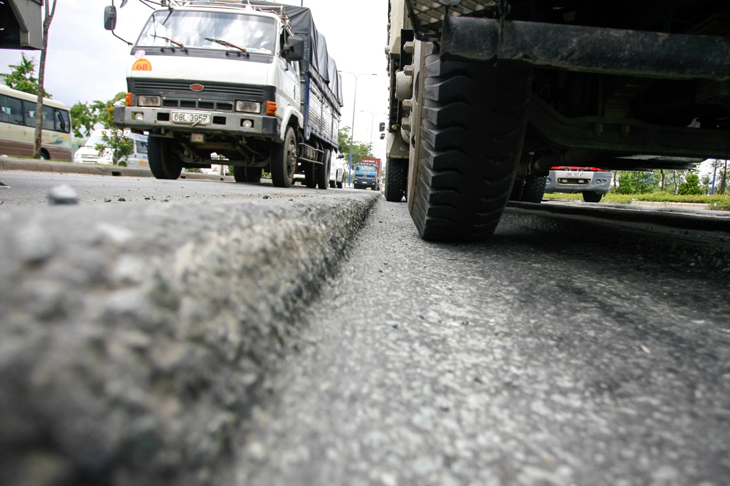 Các rãnh lún này chia cắt mặt đường thành những làn khác nhau. Nhiều xe 4 chỗ không thể di chuyển ở những rãnh này vì lo bị chạm gầm.