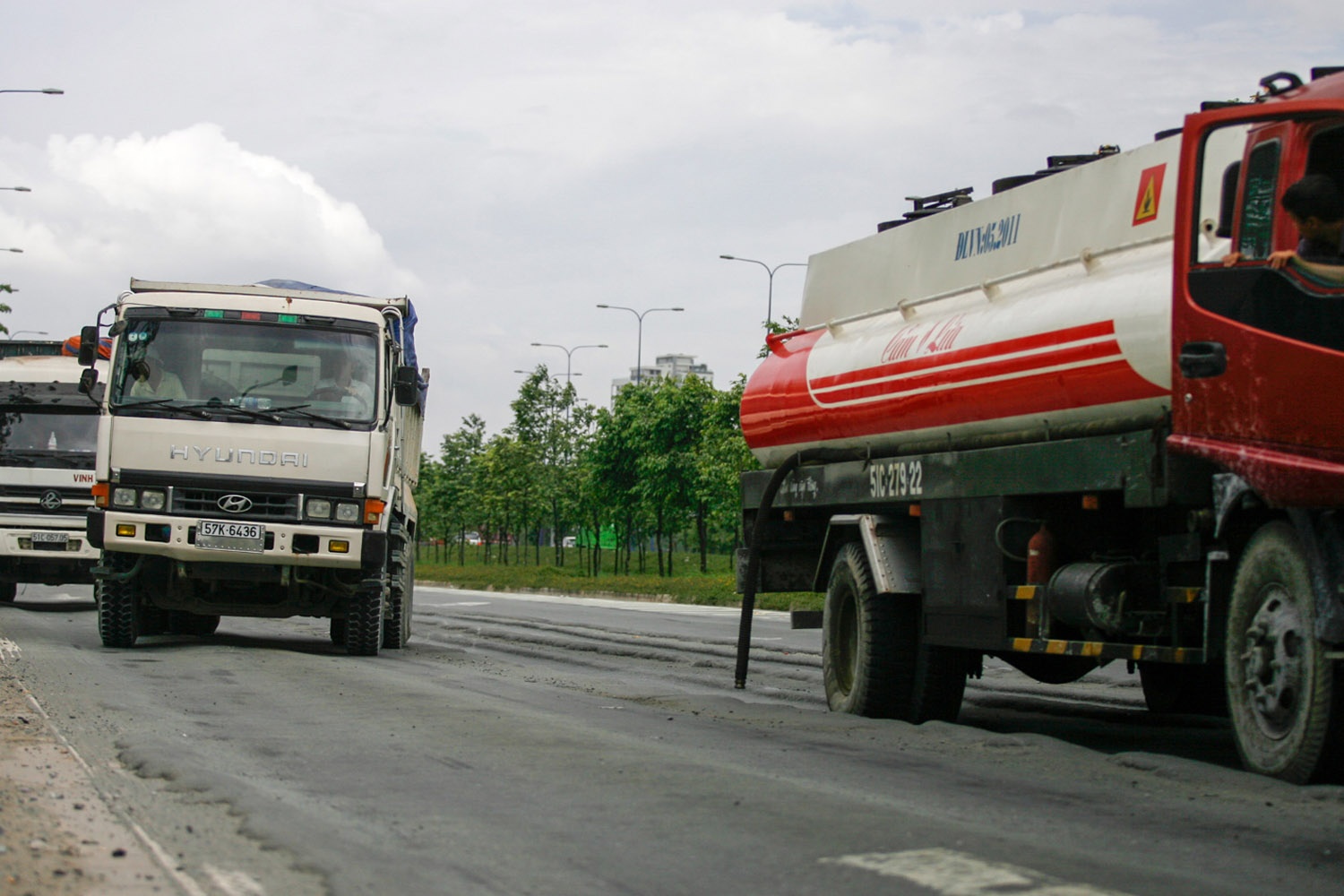 : Thậm chí mặt đường tạo những hố sâu làm lạc tay lái của những lái xe chưa quen cung đường này.