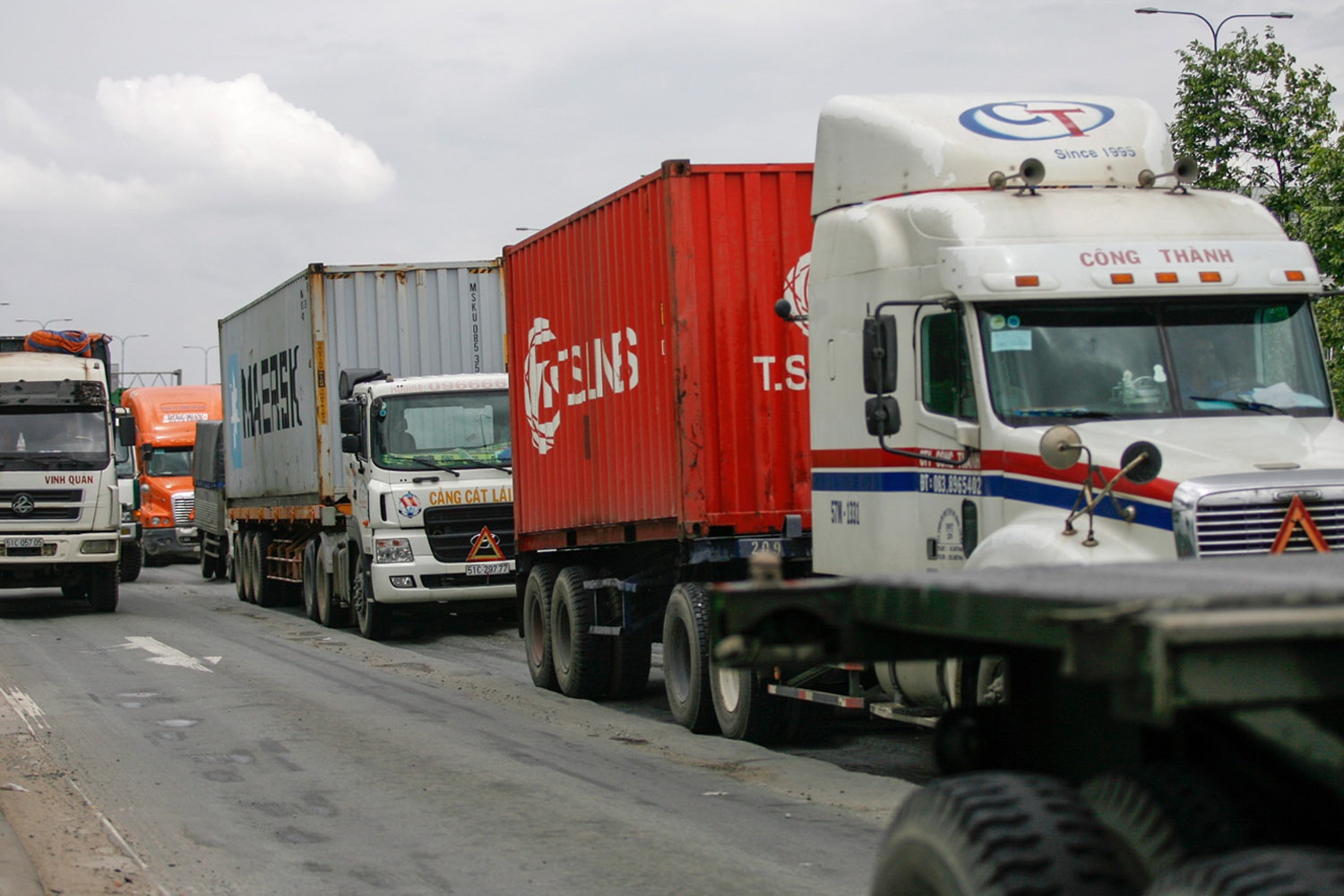 dòng xe container chạy ngày đêm ra vào cảng Cát Lái kiến cho mặt đường ngày càng hư hại nghiêm trọng. sau 22 giờ mỗi đêm, nhiều xe tải, container chở sắt cuộn, gỗ; bột... thường xuyên chở quá tải, có xe thường xuyên chở trên 60 tấn.   