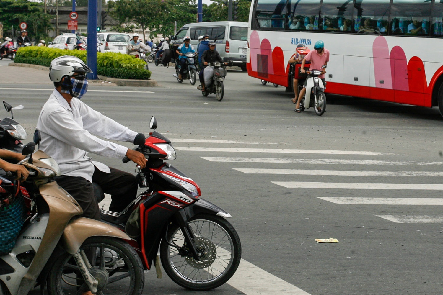 Các sống trâu trên mặt đường nhiều khi khiến người điều khiển xe mô tô lạc tay lái như đang di chuyển trên đường miền núi.