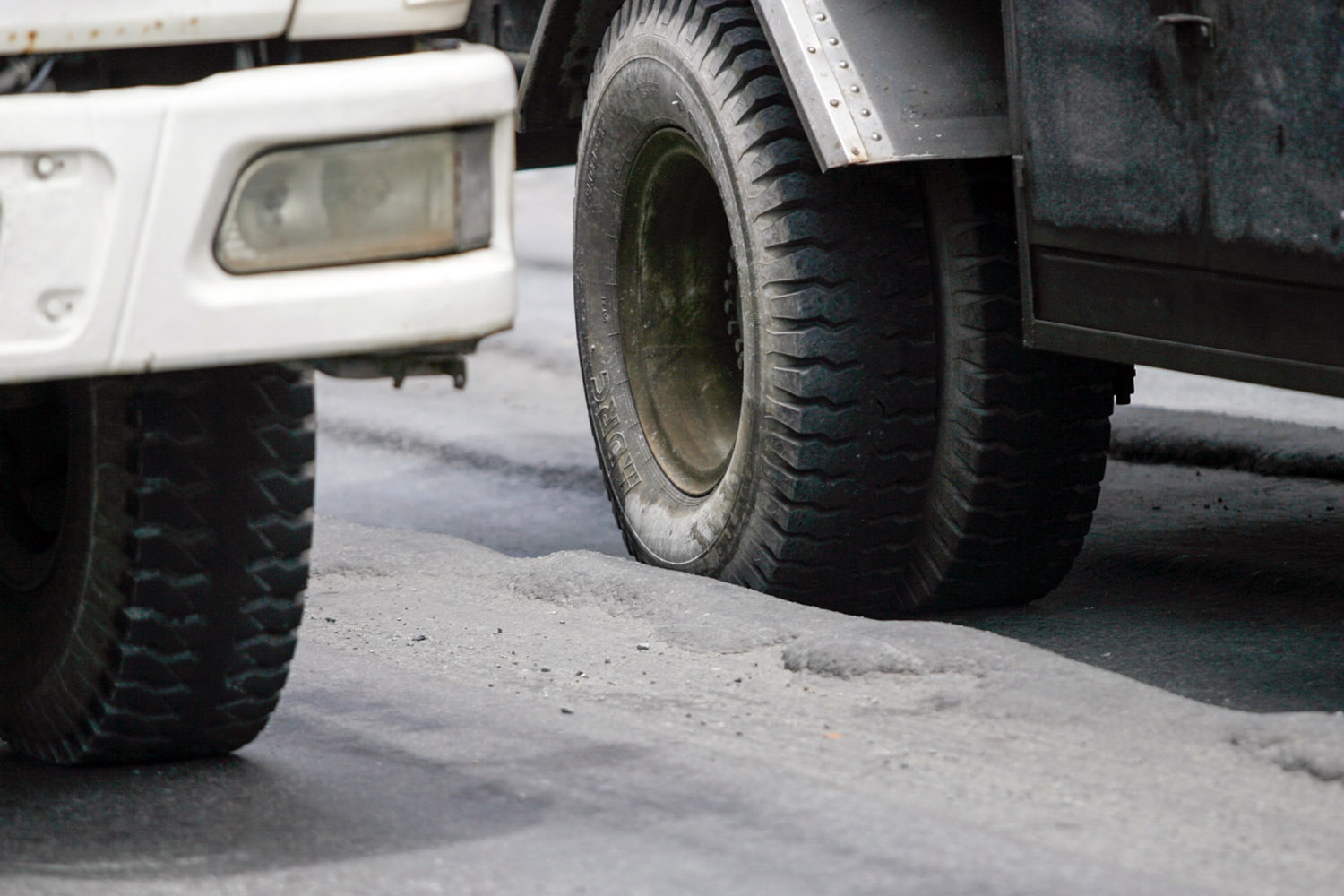 Nhiều cánh tài xế cho biết, mỗi lần di chuyển trên hai tuyến đường này là mỗi lần họ phải toát mồ hôi, hai mắt luôn căng lên vì phải quan sát đoạn đường phía trước để tránh ổ gà, ổ voi.