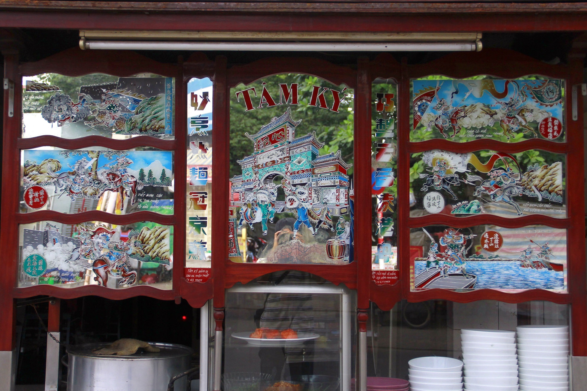 Xe không cổ xưa như các gia đình khác nhưng gia đình dòng họ Tâm Ký di cư từ Quảng Đông sang là có nhiều hoa văn sắc sảo và bóng loáng cuốn hút. Anh Tâm chia sẻ chiếc xe trước do đã quá lâu nên không còn nữa, chiếc xe này mới đóng lại. Vã gia đình vẫn yêu cầu giữ nguyên dáng vẻ như chiếc xe cũ để ghi nhớ lạ những hình ảnh đẹp.