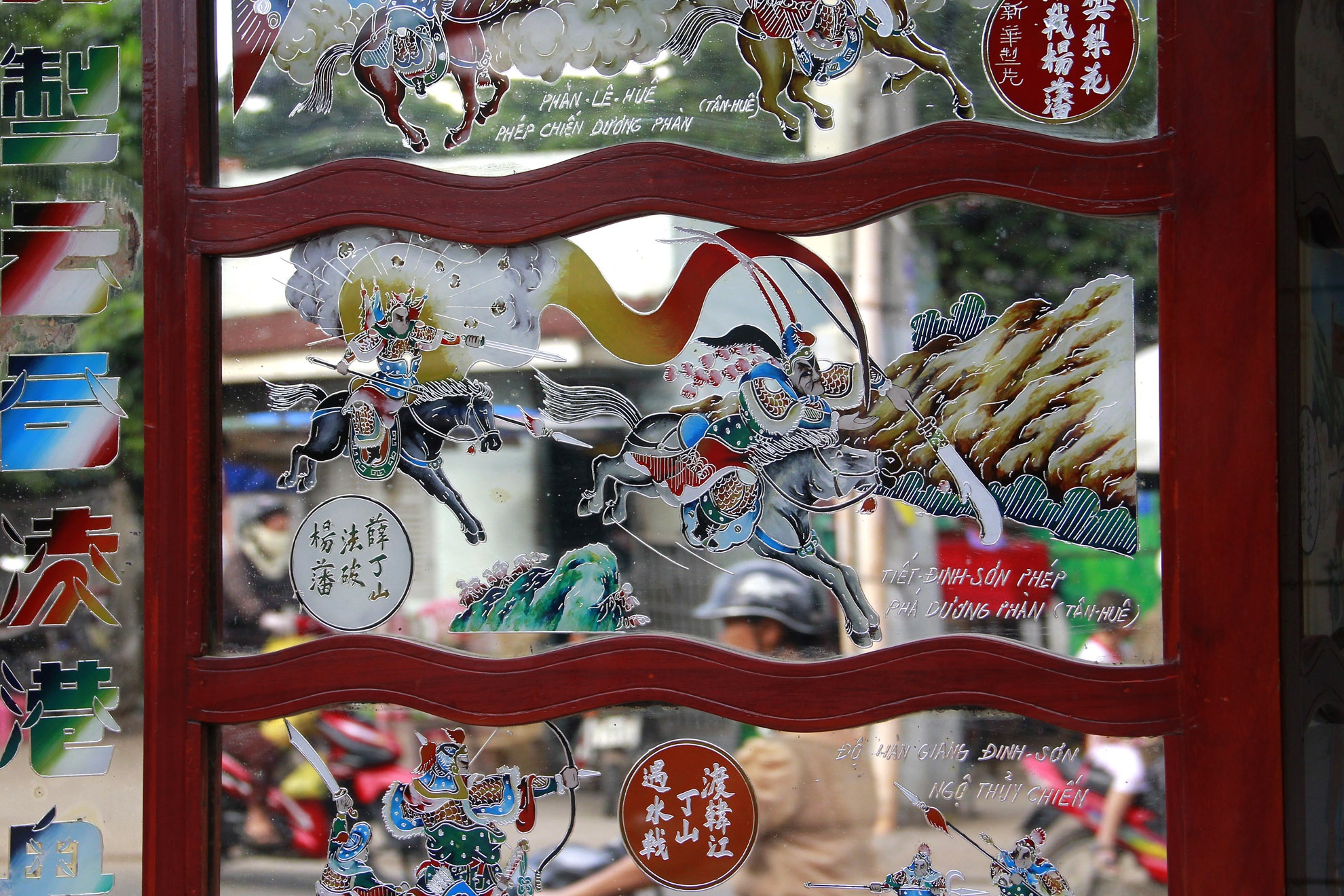 Những điển tích không phải được vẽ ngẫu nhiên rời rạc mà có liên kết chặt chẽ là một câu chuyện cuốn hút tiếp nối nhau là người xem phải say mê lôi cuốn mãi.