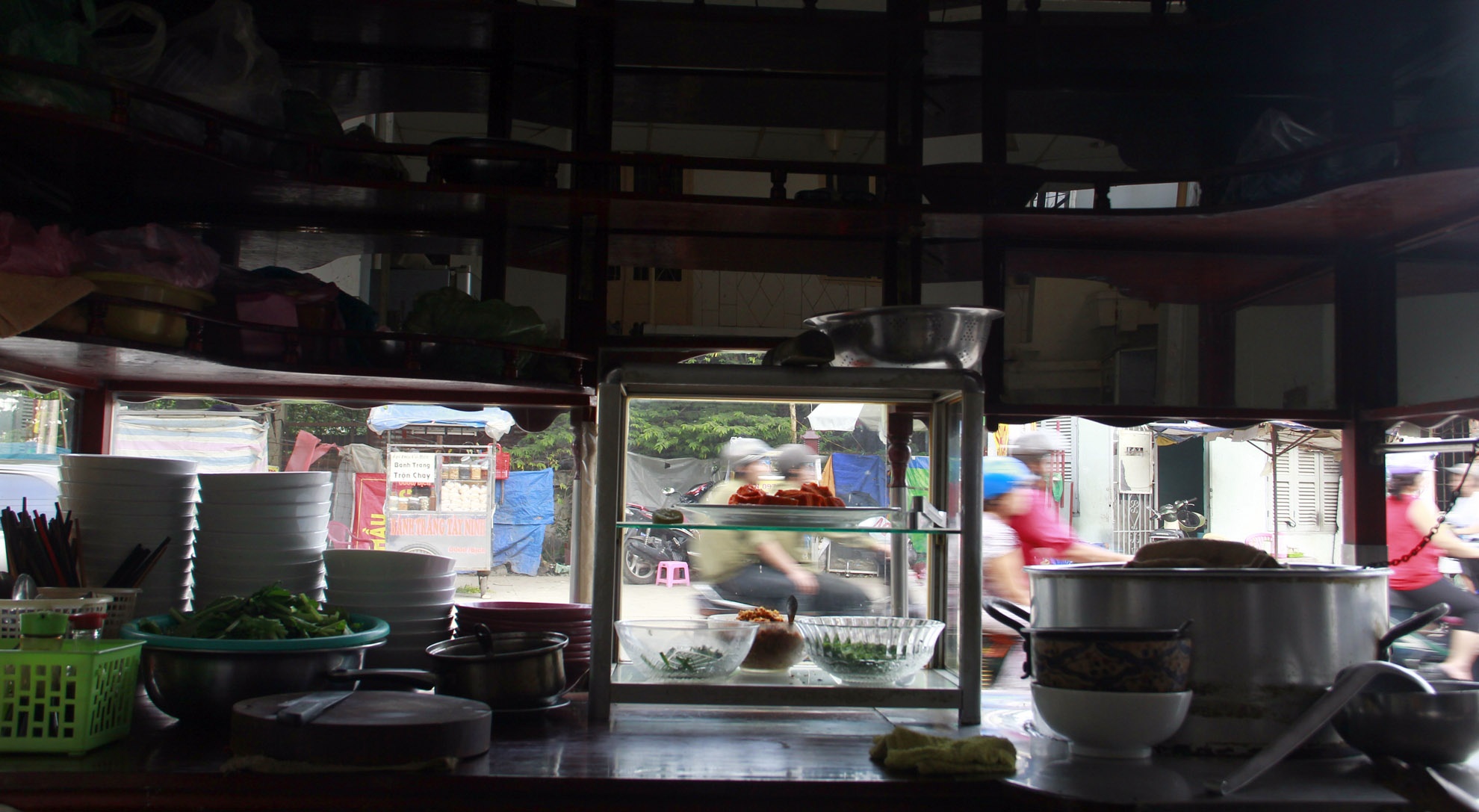 Những xe hủ tíu mì nhỏ ven đường, thật khó vượt qua được những nhà hàng sang trọng rực rỡ ánh đèn để níu chân thực khách.