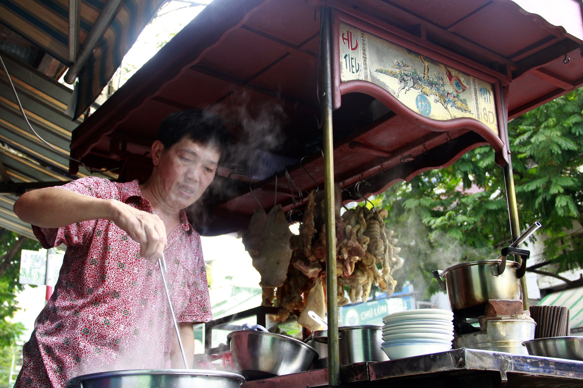 Năm 1778 người Hoa từ Cù lao Phố đã chuyển về Chợ Lớn sinh sống và một cộng đồng người Hoa bắt đầu hình thành. Cũng từ đó những chiếc xe hủ tíu mì đầu tiên bắt đầu xuất hiện ở Sài Gòn. Ban đầu phần lớn người Hoa tập trung ở khu Chợ Lớn. Anh Văn không nhớ rõ mình là đời thứ thứ bao nhiêu khi dòng họ từ Triều Châu di cư đến đây nhưng chiếc xe hủ tíu mì truyền lại từ đời ba anh, đến nay cũng ngót nghét gần 60 năm.
