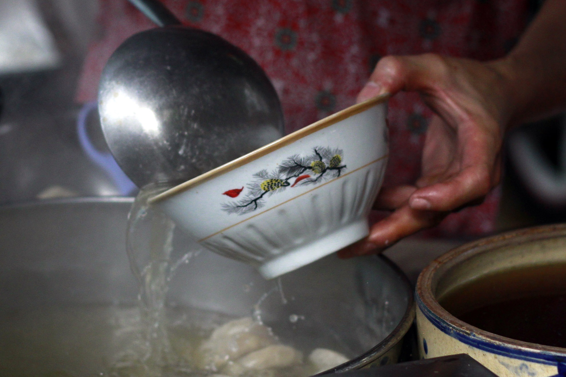 Cứ đều đặn 7g sáng anh bắt đầu nấu và chế biến nguyên vật liệu, đến 1g chiều thì bày bán, đến 11 giờ khuya lại dọn hàng. Chu kỳ ấy cứ tiếp diễn đều đặn tuần tự từ hàng chục năm nay. Tất cả công thức nấu nước lèo, pha chế đều được truyền lại bằng công thức “bí truyền” riêng của dòng họ. Nhìn cũng như thế nhưng vị luôn khác nhau để mỗi người khách khi thưởng thức sẽ không thể nhầm lẫn vào bất cứ đâu được.