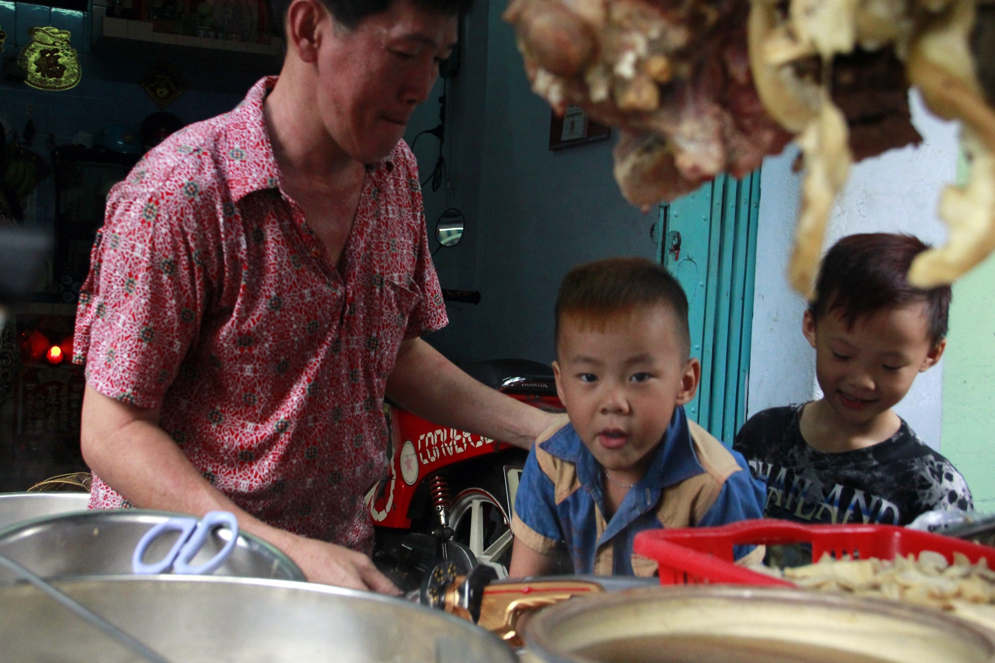 Vì mãi mê với nghiệp tổ tiên truyền lại, năm nay anh Văn đã hơn 43 tuổi mà vẫn chưa có thời gian để lập gia đình, anh nhận một đứa con nuôi để là niềm vui hạnh phúc cho cuộc sống hàng ngày. 