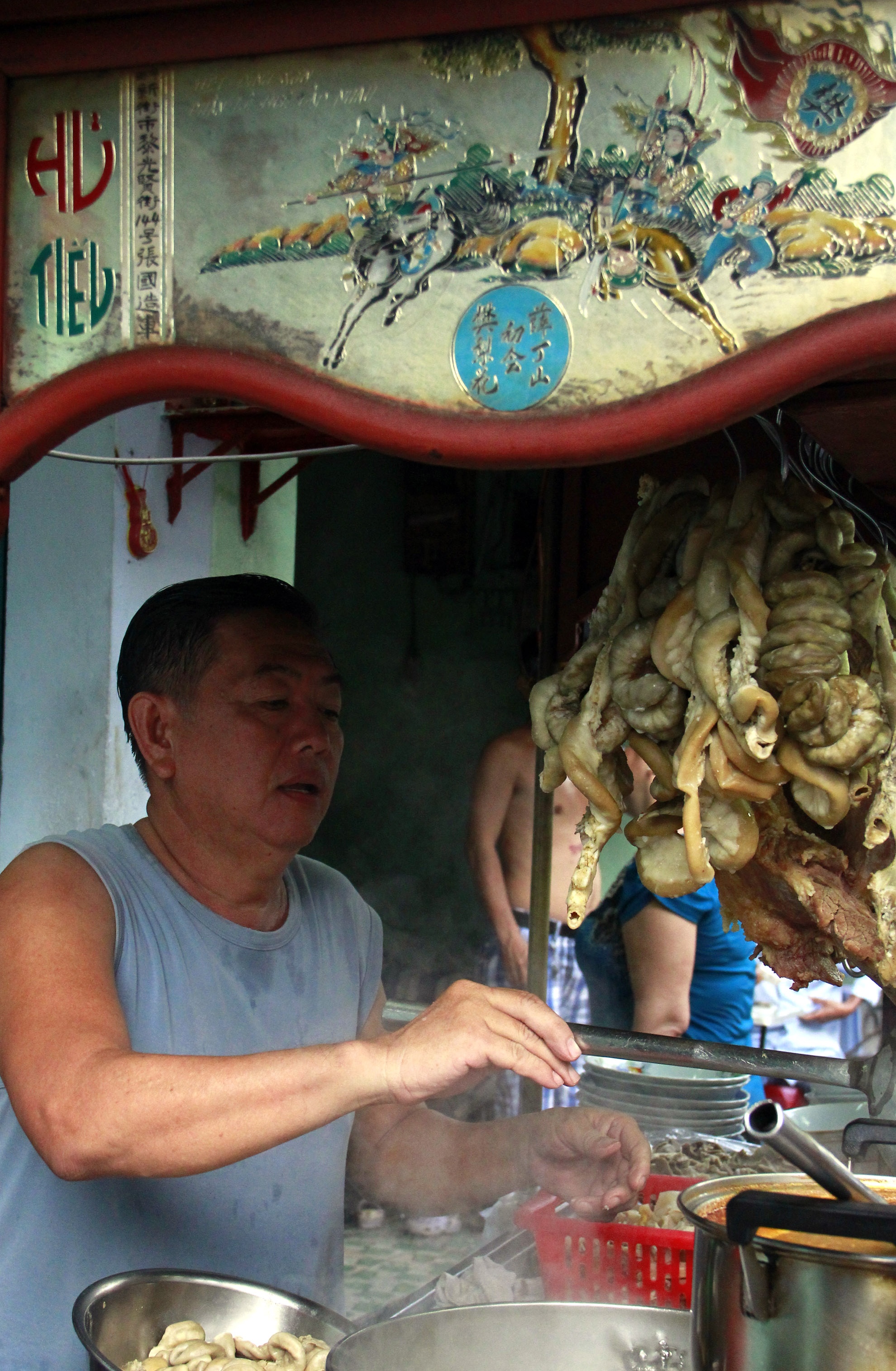 Hiện nay anh chị em anh rất đông đều sống quây quần cùng nhau trong xóm nhỏ ở đường Cao Văn Lầu, các anh chị em cùng giúp đỡ nhau nối nghiệp gia đình. Anh hai, anh ba cùng thay phiên “đứa em” buôn bán.