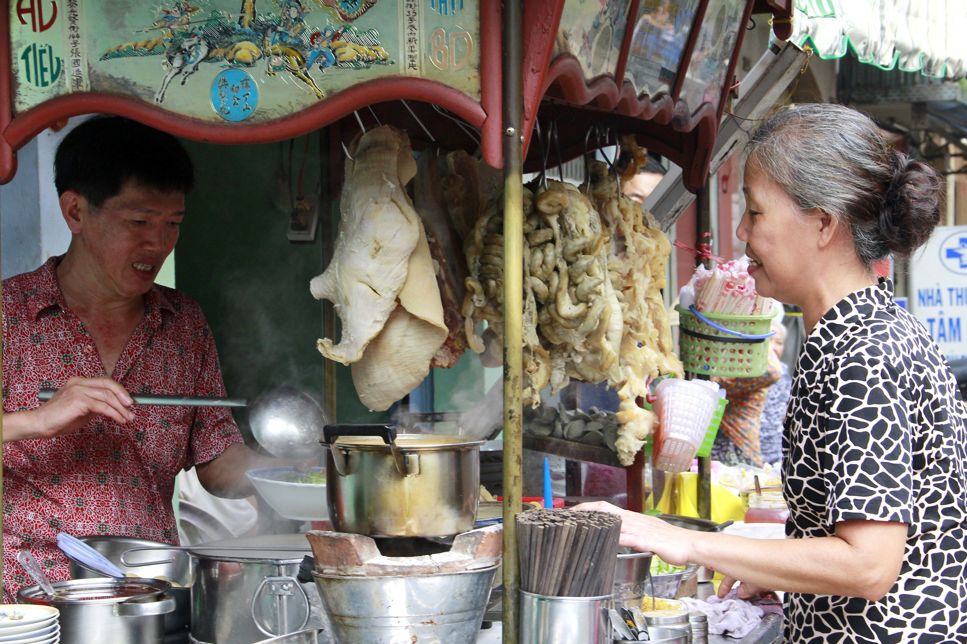 Ngày trước đây còn là vựa gạo rất lớn của Sài Gòn Chợ Lớn. Bên cạnh gia đình anh còn nhiều hàng xóm láng giềng khác cùng nương tựa lẫn nhau. Anh mua gạo ủng hộ về làm hủ tíu, ngược lại họ sẵn sàng thưởng thức những tô mì ngon của quán anh. “truyền thống” nghĩa tình làng xóm tốt đẹp ấy kéo dài hàng chục năm đến tận bây giờ.