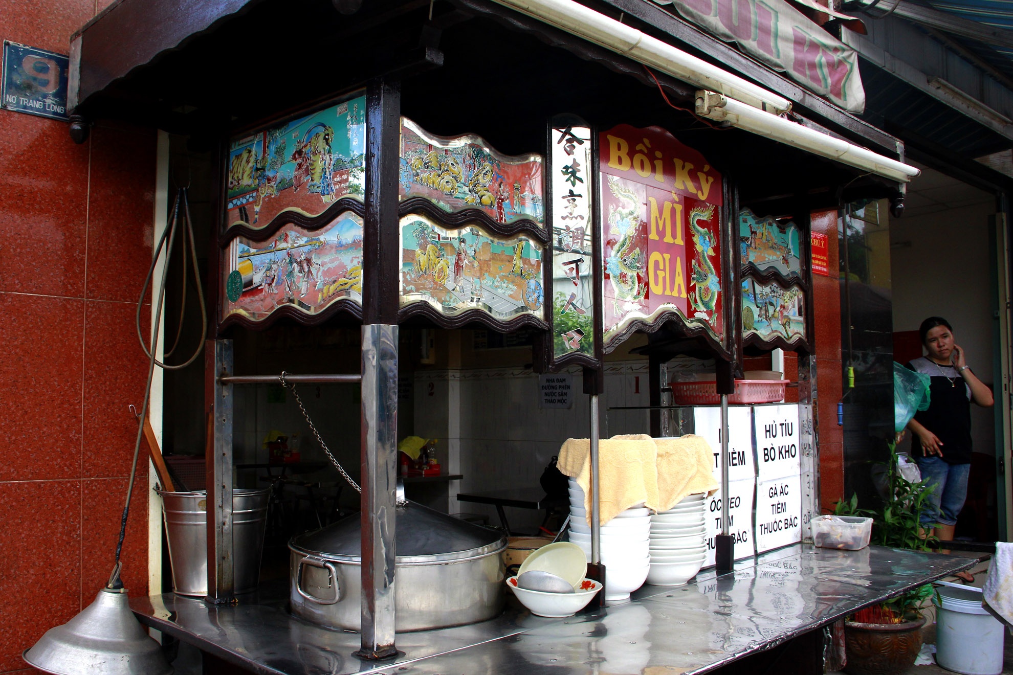 Khác với gia đình anh Văn, ông bà nhà cô Ngọc từ Quảng Châu lại di dân về sinh sống gần cầu Băng Ky, Bình Thạnh và xe hủ tíu mì của gia đình cũng có tuổi đời hơn 60 năm. Cô chia sẻ, xe được làm bằng gỗ đỏ rất chắc chắn, mấy miếng lót inox thay mấy lần rồi mà gỗ vẫn còn nguyên. 