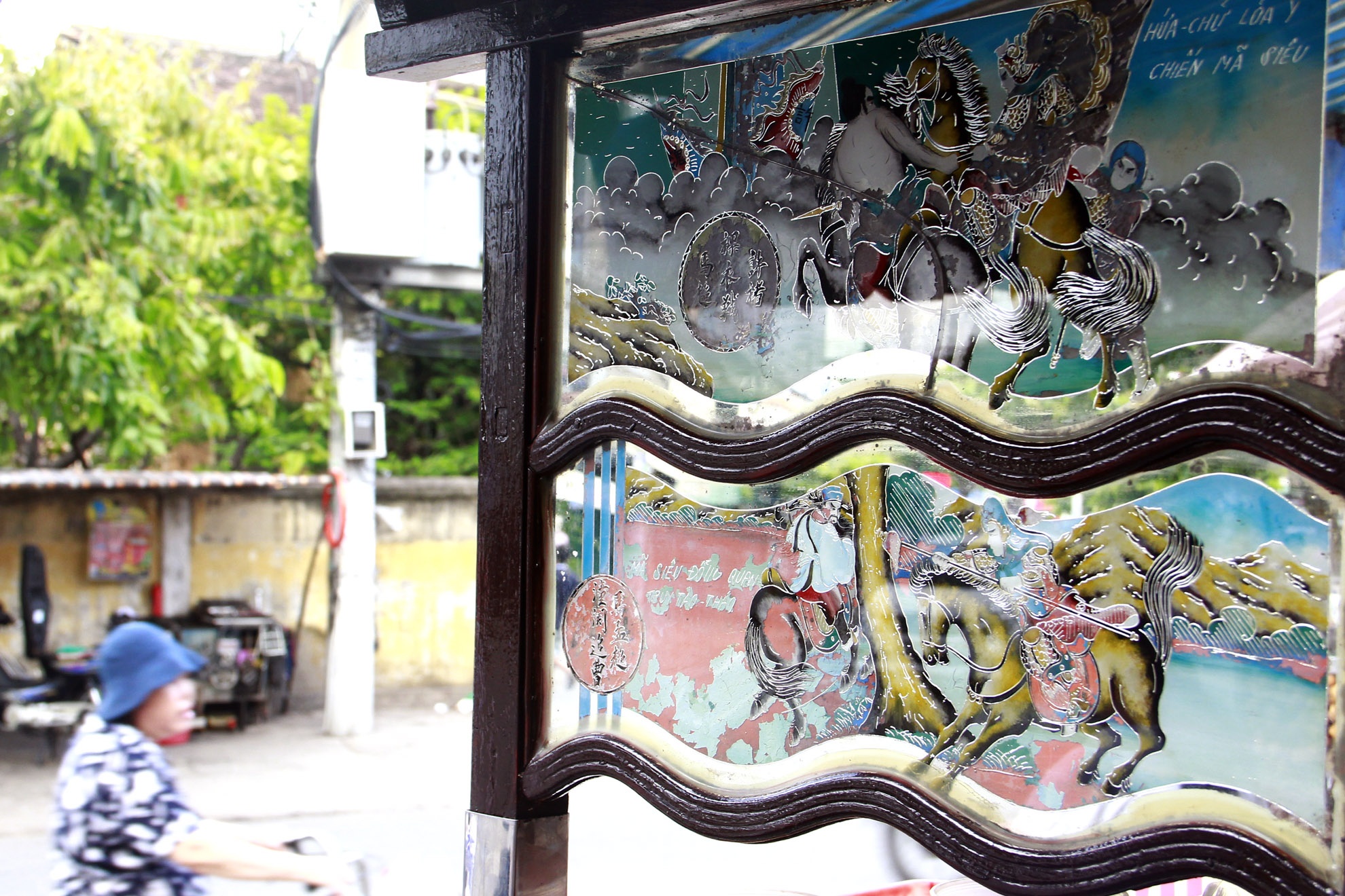 Những hoa văn các điển tích xưa vẽ trên kính xe cũng nhuốm màu thời gian nhưng vẫn còn sắc nét. Các nét vẽ tinh tế sống động nhắc lại những cuộc chiến hào hùng trong lịch sử như Thời Tam quốc diễn nghĩa với tích Hứa Chử đại chiến Mã Siêu hay Mã Siêu truy đuổi Tào Tháo.