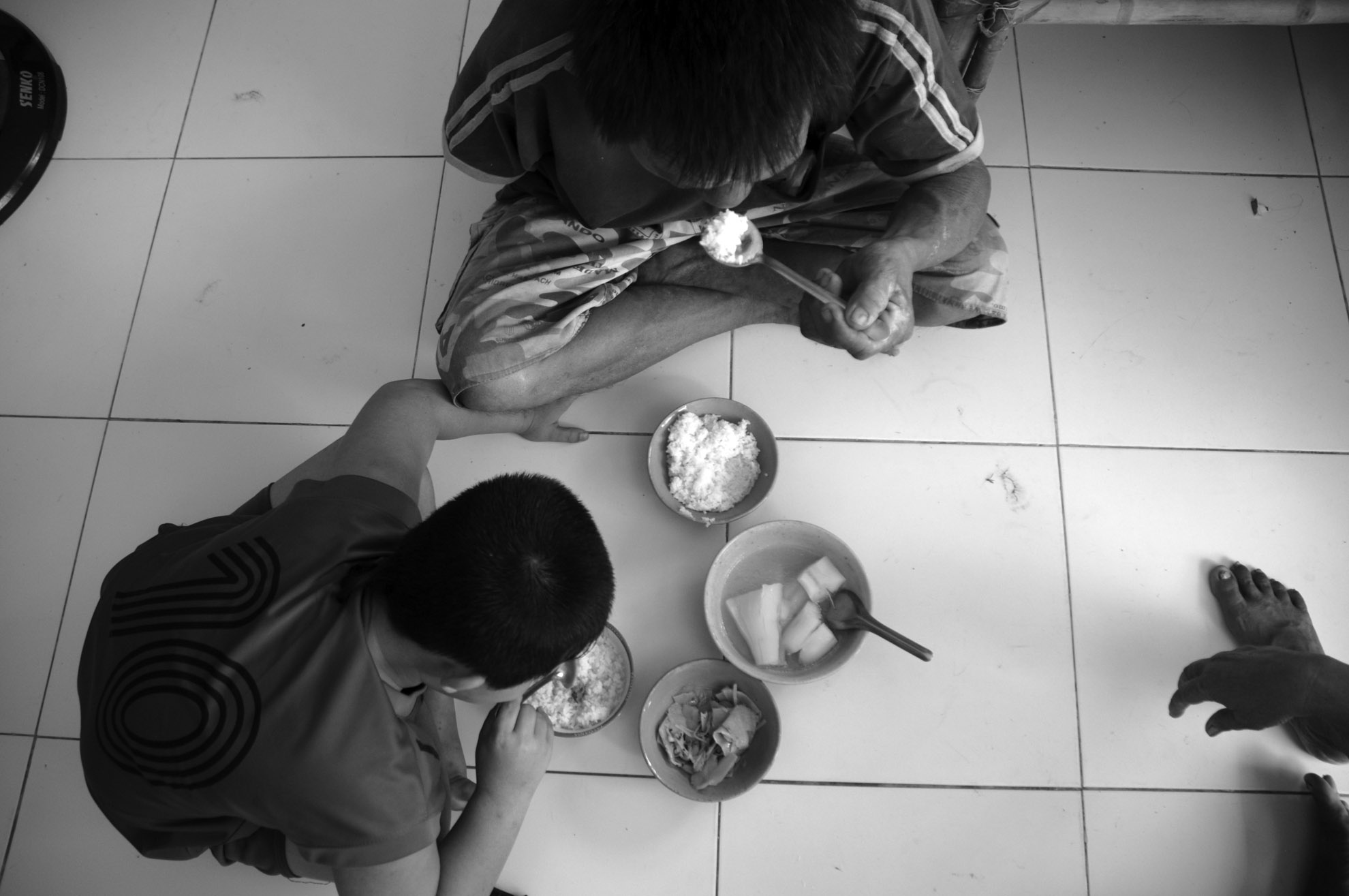 Căn nhà nhỏ của ông được một mạnh thường quân tài trợ, là nơi chui ra chui vào của gia đình ông.