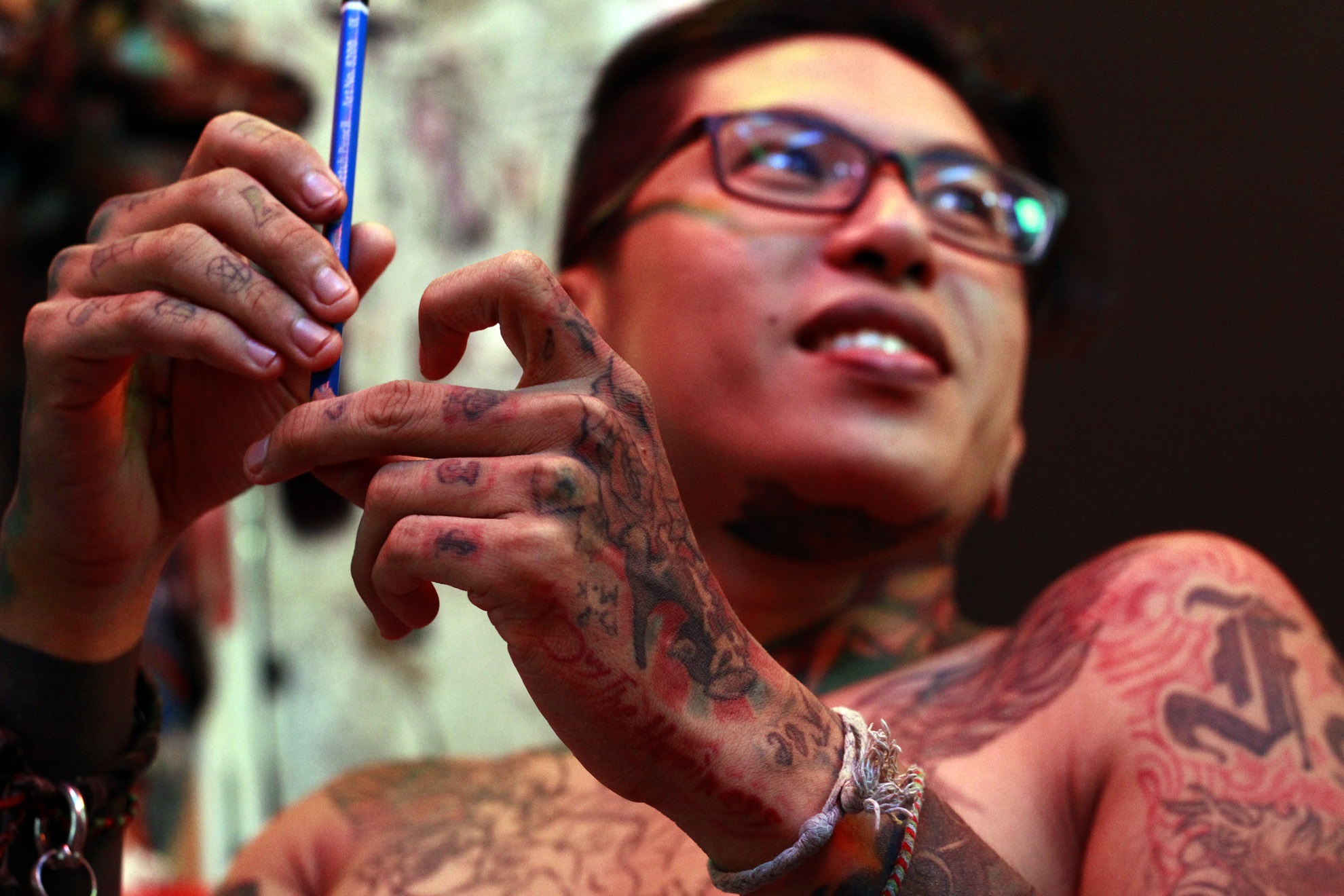 “Một người xăm hình cũng giống như một cuốn sách mà để hiểu rõ được cần phải đọc chứ không phải chỉ ngắm bìa sách.” 