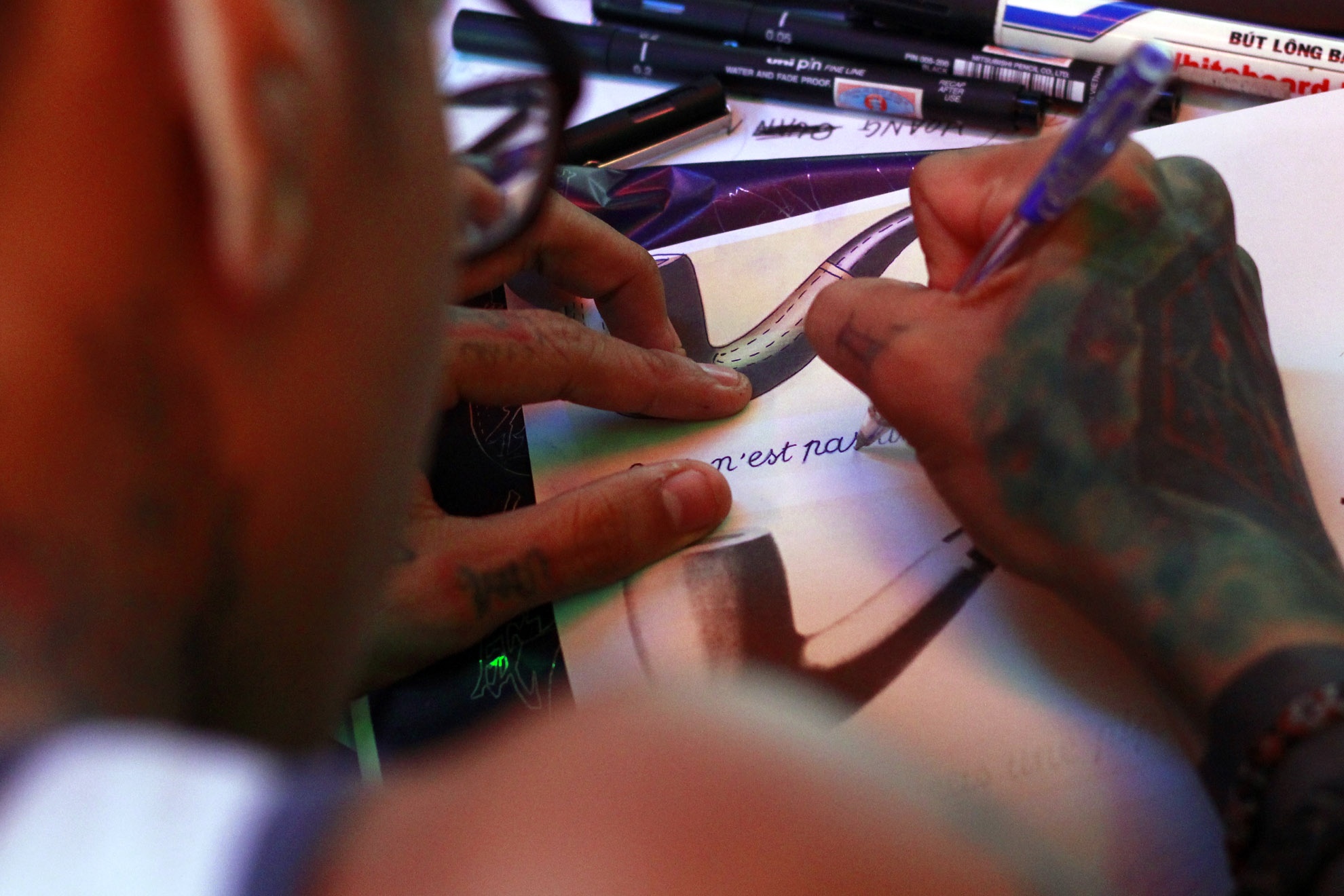 Để xăm việc đầu tiên là phải in hoặc vẽ ảnh ra giấy, sau đó cho người muốn xăm xem lại hình ảnh, khi khách đã đồng ý, mẫu được in lên da để làm khung xăm. Và đây là lúc thể hiện tài năng của người xăm hình.