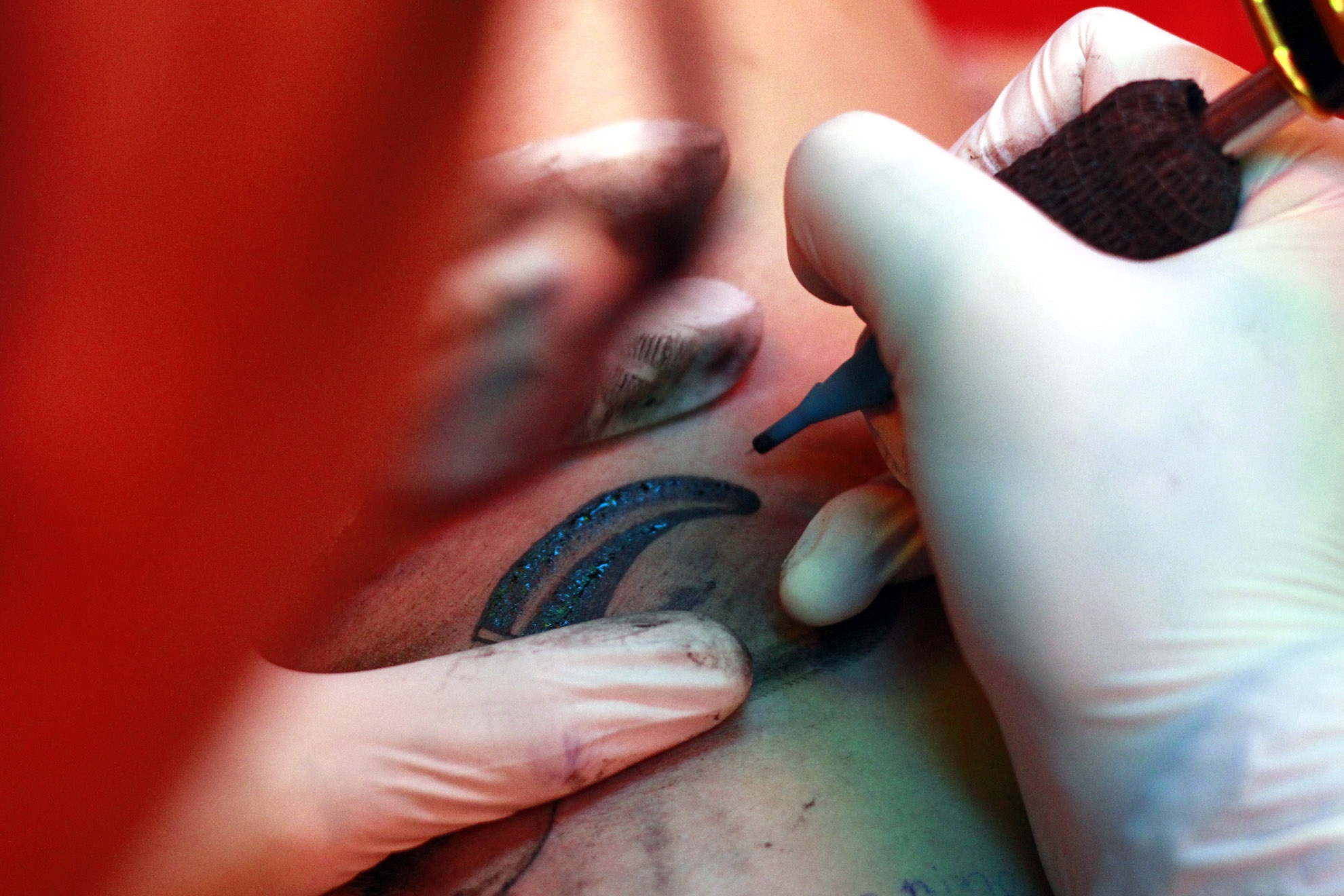 Màu sắc phải pha phù hợp để đúng màu như khách mong muốn. Tay phải lia đều tránh nát da, và đòi hỏi độ chính xác cao để hình ảnh đẹp và sắc sảo.