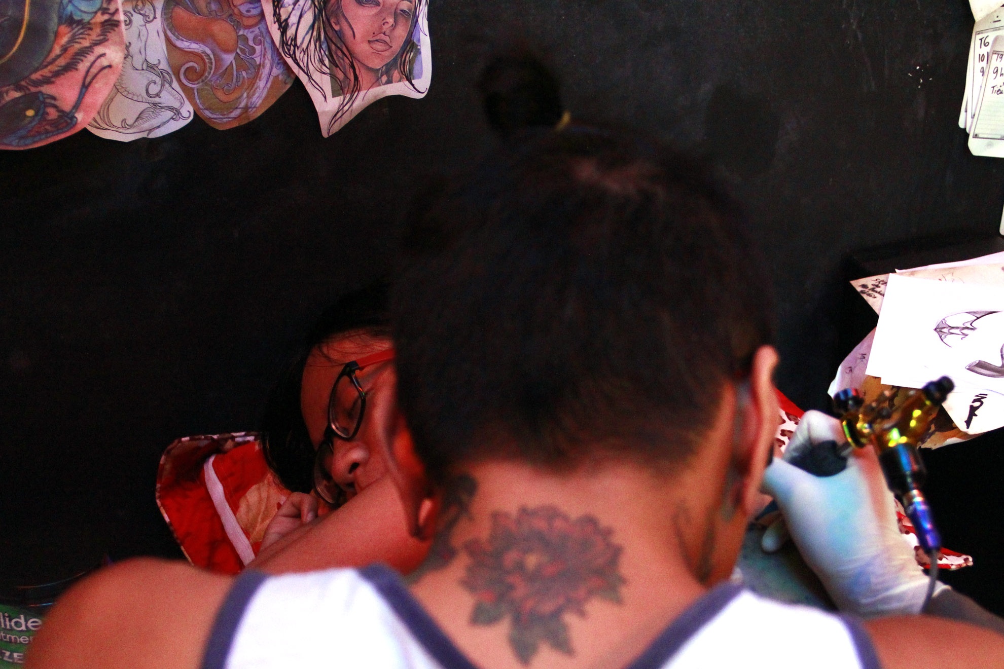 Một hình xăm hoàn hảo còn cần có sự hợp tác tốt giữa khách và người xăm, nếu khách sợ đau di chuyển liên tục sẽ ảnh hưởng lớn đến hình ảnh, có khi sai nét, nhòe hoặc hỏng hình.