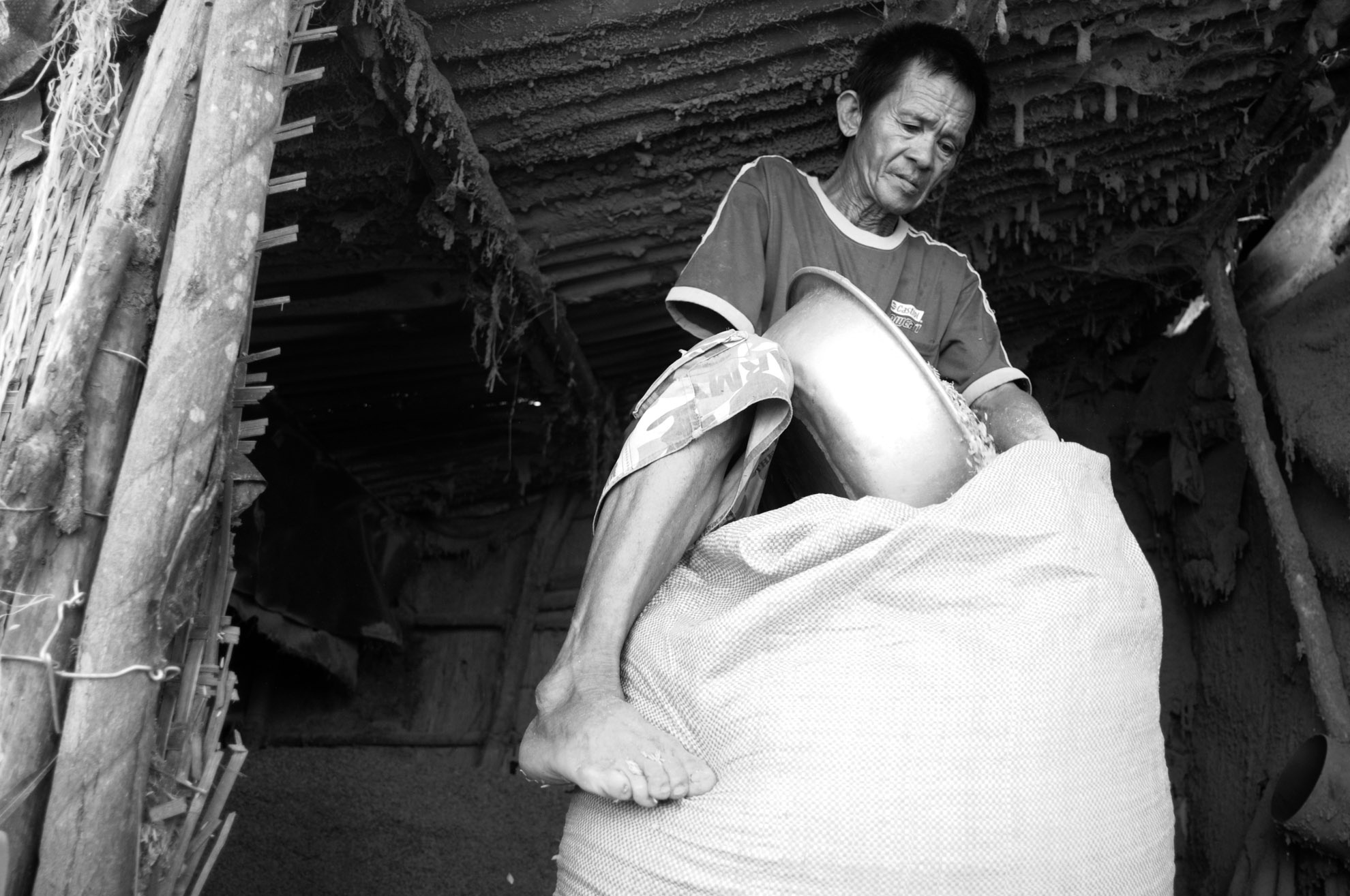 Đã 30 năm nay, ông Đôn ở thị trấn Hậu Nghĩa, huyện Đức Hoà lấy nghề bốc trấu rồi đi bán cho người dân quanh vùng để  làm kế mưu sinh. 