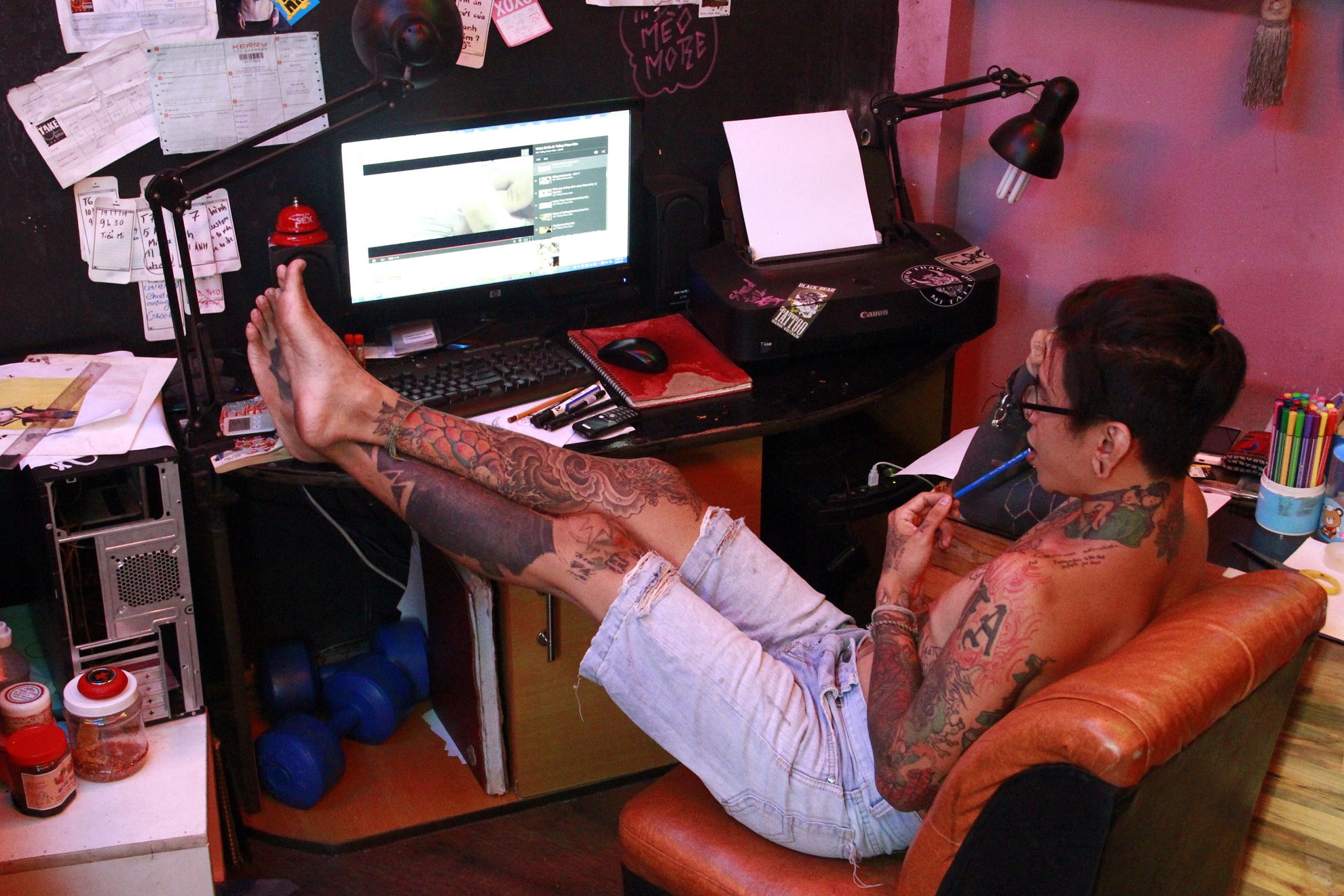 Với quan niệm: Hình xăm cũng là một nghệ  và người xăm mình không phải chỉ là dân 