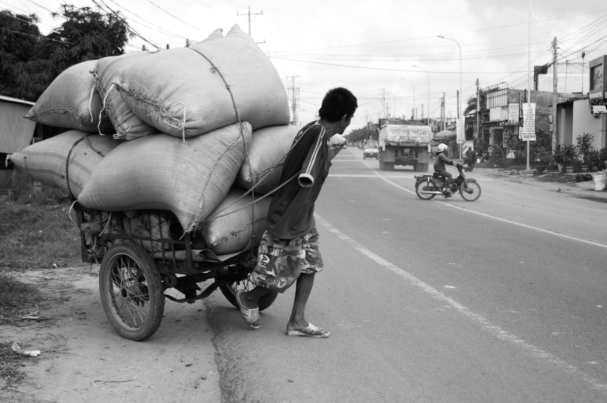 Mới đầu đi bốc trấu khá vất vả vì ông chỉ còn một cánh tay. Lâu dần, ông cũng quen việc và làm thành thạo. “ Khi chỉ làm với một cánh tay, vác trấu lên vai cứ rơi lên rơi xuống. Sau mấy năm, tôi mới làm quen được”. Ông Đôn chia sẻ.