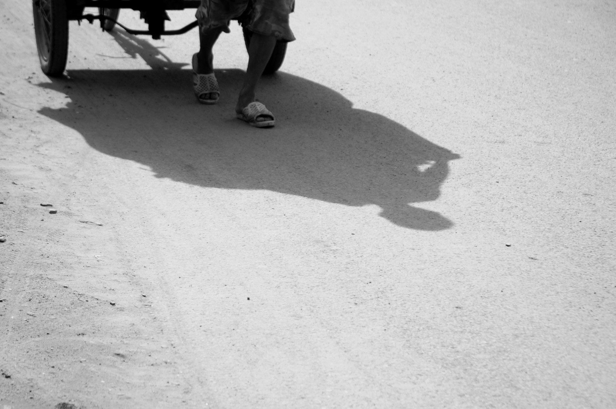 Chỉ dùng một cánh tay để kéo xe, ông Đôn phải đi hơn 10km mỗi ngày để tìm mua trấu.