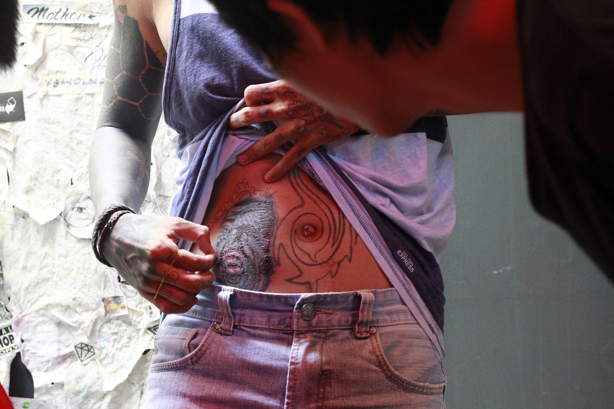 Đối với những hình xăm có diện tích lớn màu sắc đa dạng sau khi xăm da sẽ bị tổn thương và đóng mài, vậy nên việc bảo vệ da đúng cách là rất quan trọng, nếu không sẽ gây nhiễm trùng da, hỏng hình xăm và để lại vết tích xấu trên cơ thể.