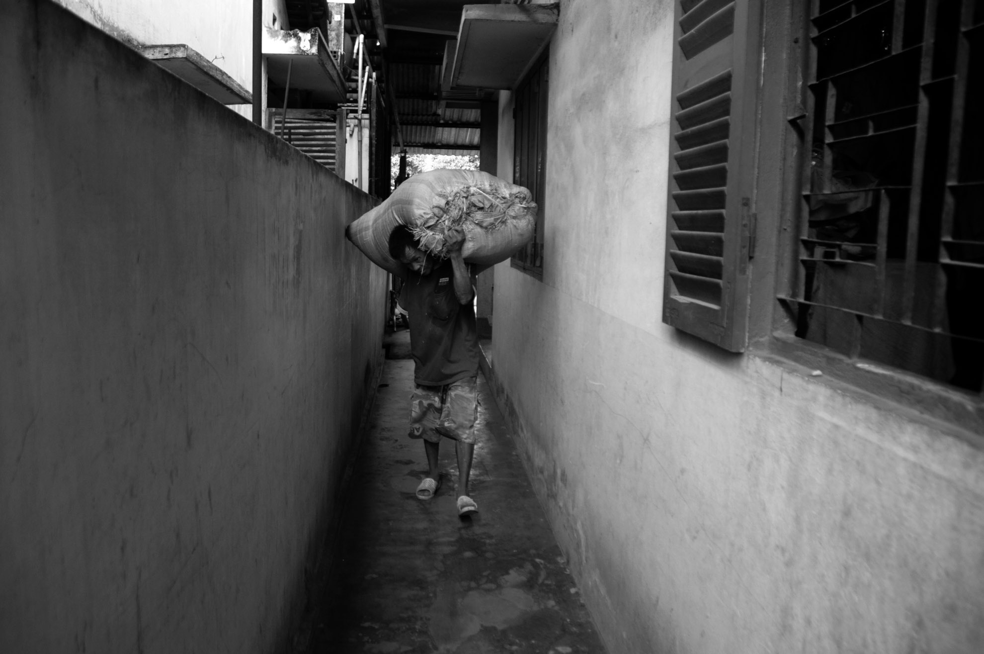 Công việc vất vả, nhưng thu nhập lại chẳng được bao nhiêu. Nhiều người đặt mua trấu thương tình, cho thêm ít tiền hay mời ông ăn tô hủ tiếu, ổ bánh mì để có sức làm việc.