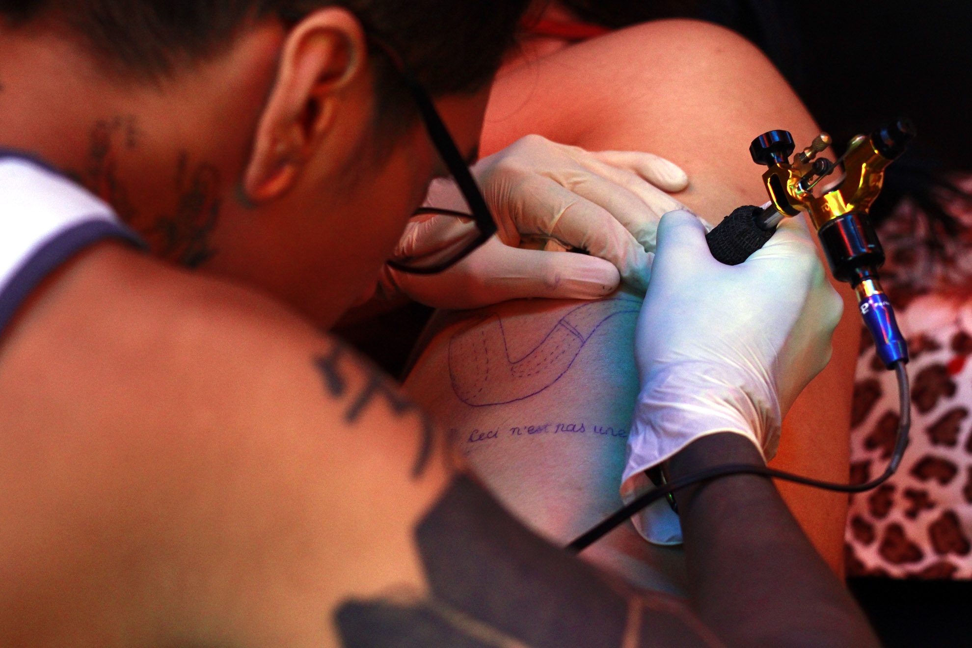 Để có một hình xăm đẹp đòi hỏi rất nhiều yếu tố khác nhau: người xăm phải có am hiểu nghệ thuật và cái nhìn tinh tế để hình xăm sống động tinh xảo. Dụng cụ xăm phải hàng tốt để mũi kim sắc rõ, mực xăm phải dùng loại tốt để màu sắc trung thực, chậm phai và quan trọng nhất là không gây hại lên da.