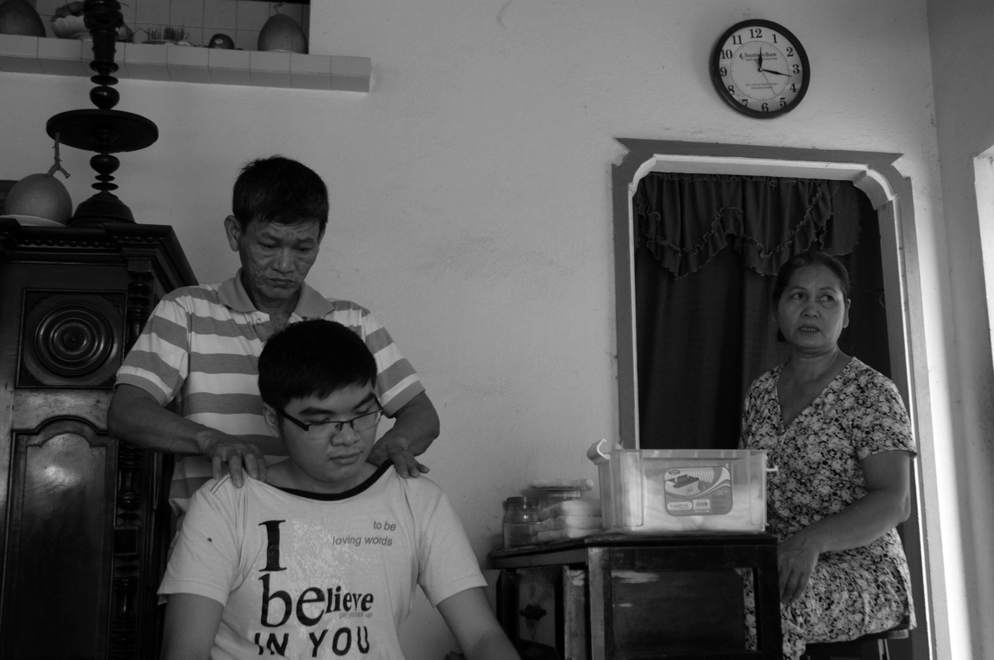 Từng bị dính bom nên trong chân trái của ông còn bốn mảnh đạn chưa được lấy ra. Cứ trái gió, trở trời là ông lại đau nhức không chịu được. Tuy nhiên, nhiều hôm bệnh nhân đến đông, ông phải tranh thủ làm cả buổi trưa mà không nghỉ ngơi.