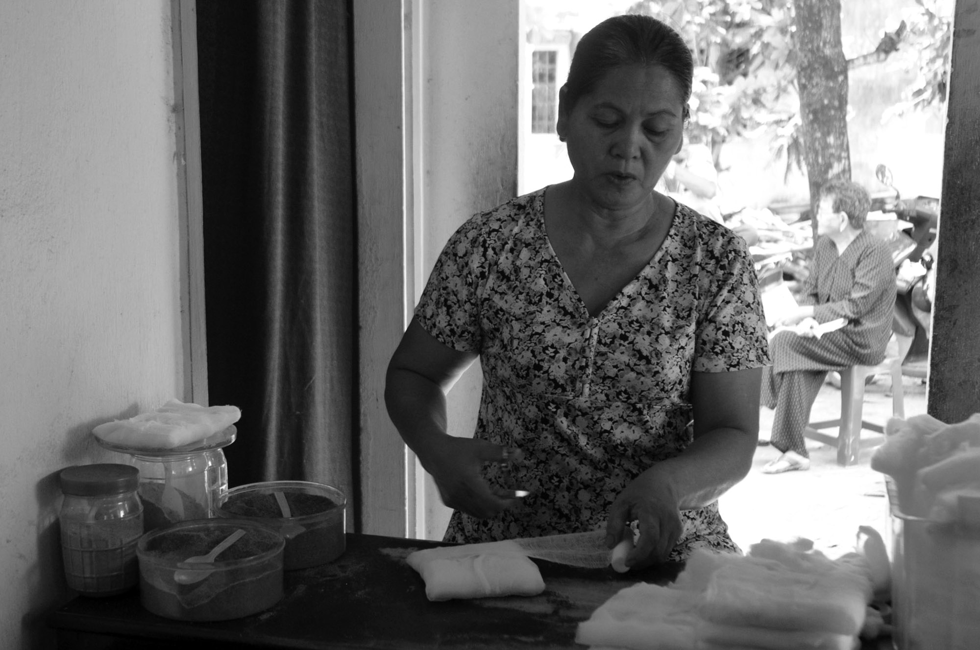 Thấy chồng vất vả, vợ ông là bà Bùi Thị Phải (54 tuổi) phụ chồng chuẩn bị thuốc men cho bệnh nhân. Mối tình của ông Tâm và vợ cũng là một câu chuyện tình rất đẹp.