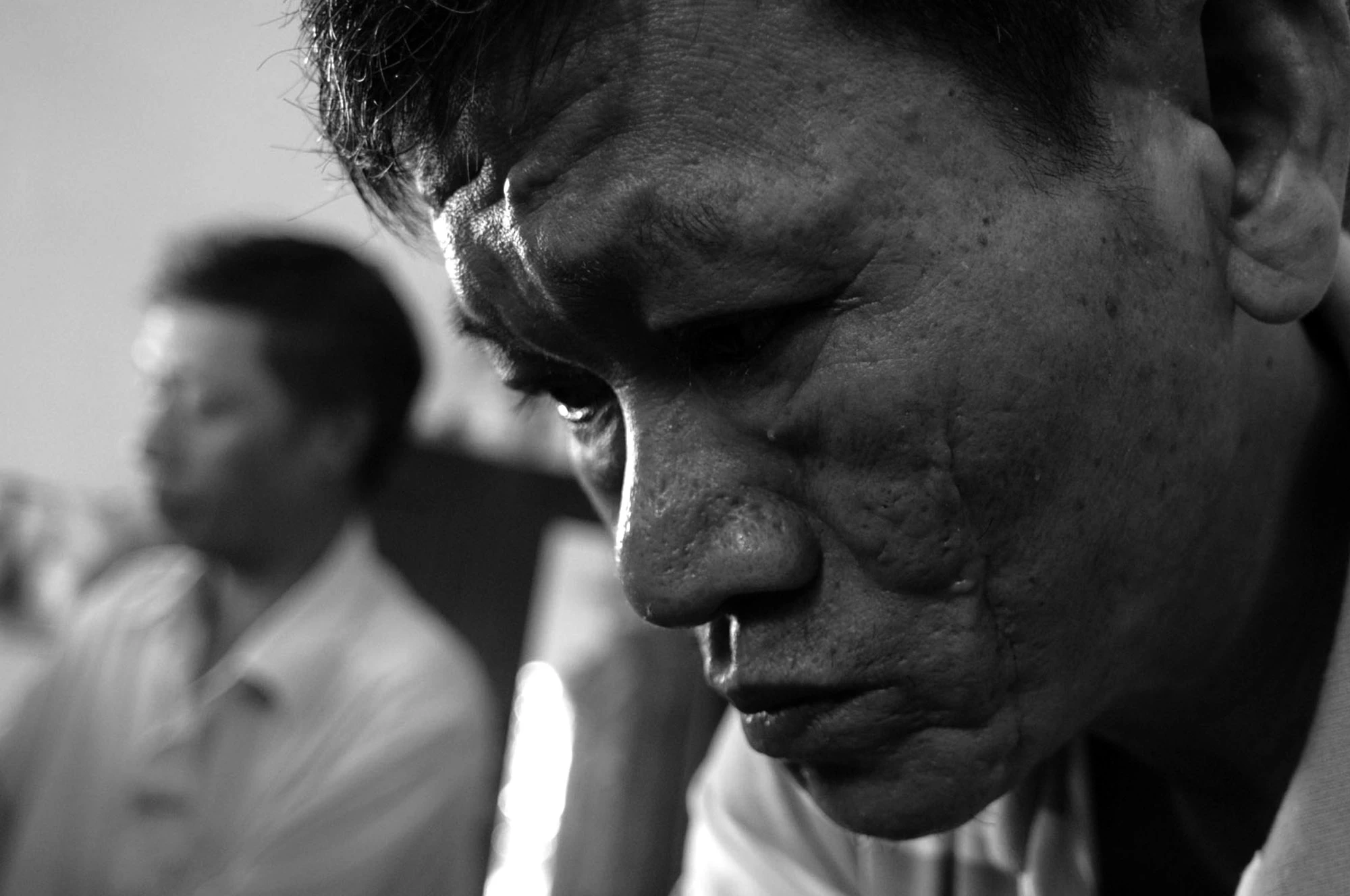 từng là chiến sĩ của đơn vị bộ binh-cơ động trên mặt trận 479 ở Campuchia. Trong một lần đi tác chiến, ông bị lọt vào trận địa bom mìn của địch nên bị nhiều mảnh đạn găm vào khiến mặt bị biến dạng.