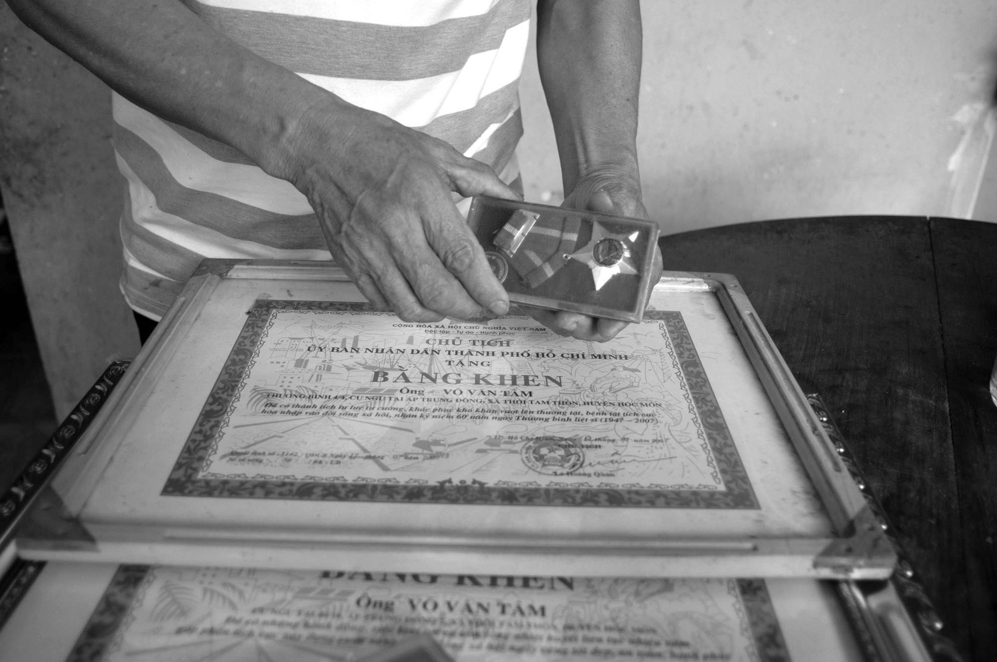 Hiện nay, ông là thương binh 4/4, được trao tặng nhiều bằng khen và huân huy chương. Mới đây, ông được trao bằng khen về công việc chữa bệnh cứu người thầm lặng của mình.