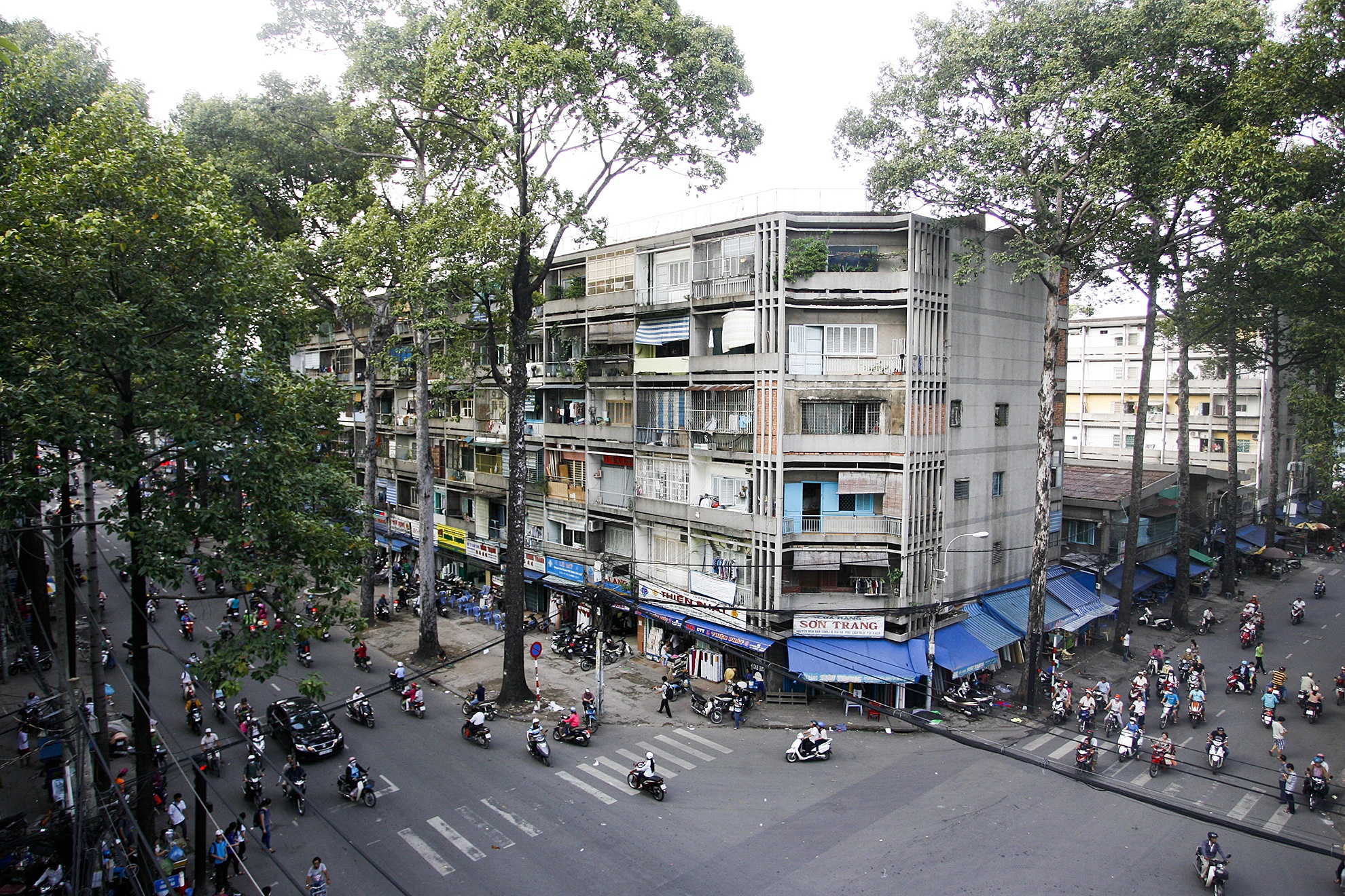 Cư xá Lý Thường Kiệt (P.7, Q.10) được xây dựng vào năm 1972.,có năm tầng lầu, bốn cửa ra vào, thông qua đường Lý Thường Kiệt, Hòa Hảo, Tân Phước, Nguyễn Kim và hiện có trên 350 hộ dân sinh sống. do nhu cầu của người dân sinh sống ở đây nên nhưng khoảng sinh hoạt chung ở những đầu cầu thang dần hình thành khu ăn uống và quầy hàng chợ  phục vụ nhu cầu thiết yếu của người dân ở đây. Đây là nét đôc đáo chỉ có ở nhưng cứ xá củ của Sài Gòn được thiết kế với không gian chung rộng rải.