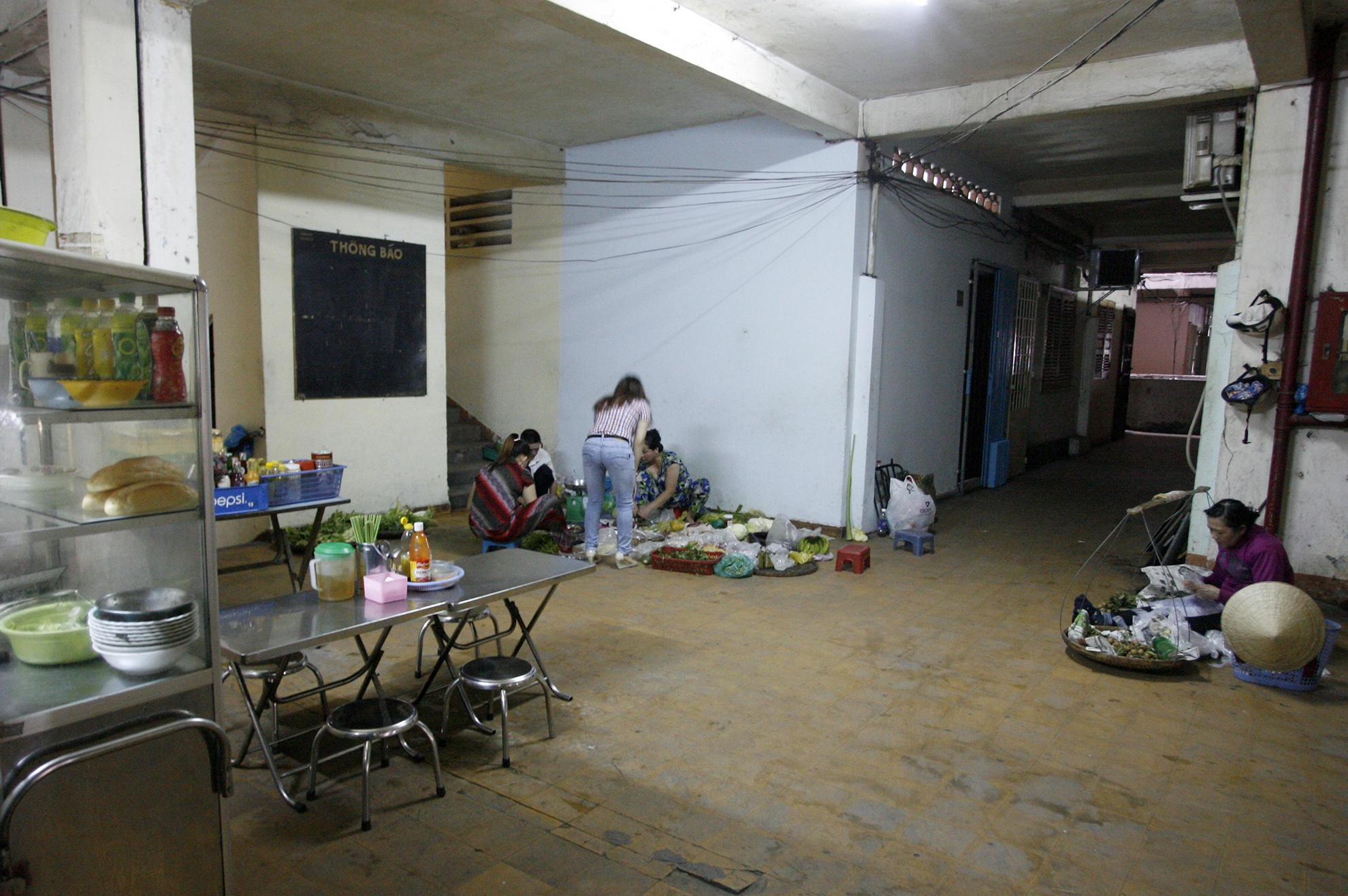 Vơi diên tích hơn 100m 2 ở các đầu cầu thang lên xuống hình thành nên khu “phức hợp” ăn uống và hàng chợ đáp ứng nhu cầu sinh hoạt hằng ngày của cư dân trong cư xá