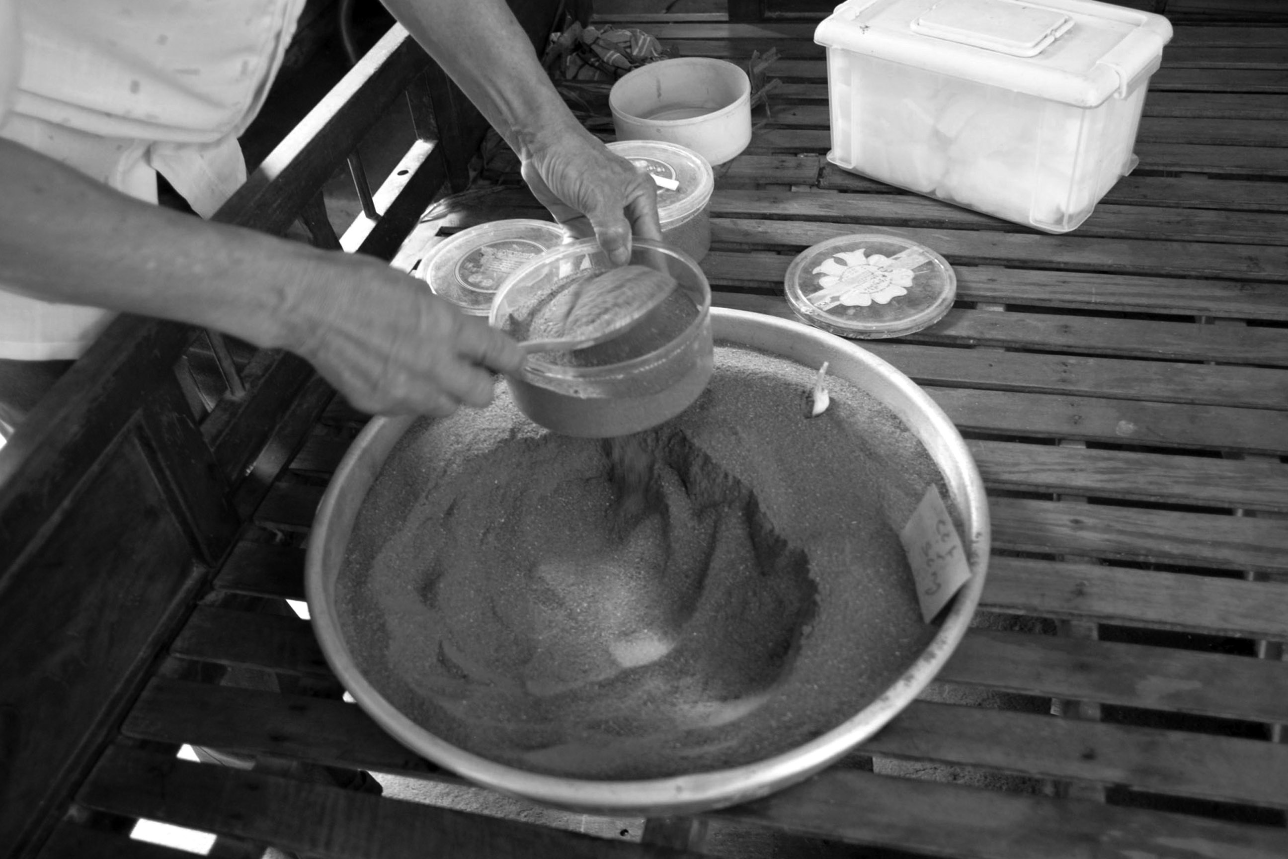 Ông lặn lội lên tận Tây Ninh, Bình Dương để đi tìm các loại cây thuốc nam chuyên chữa các bệnh bong gân, trật khớp, thoát vị đĩa đệm…về bào chế chữa cho người bệnh mà không lấy tiền. 