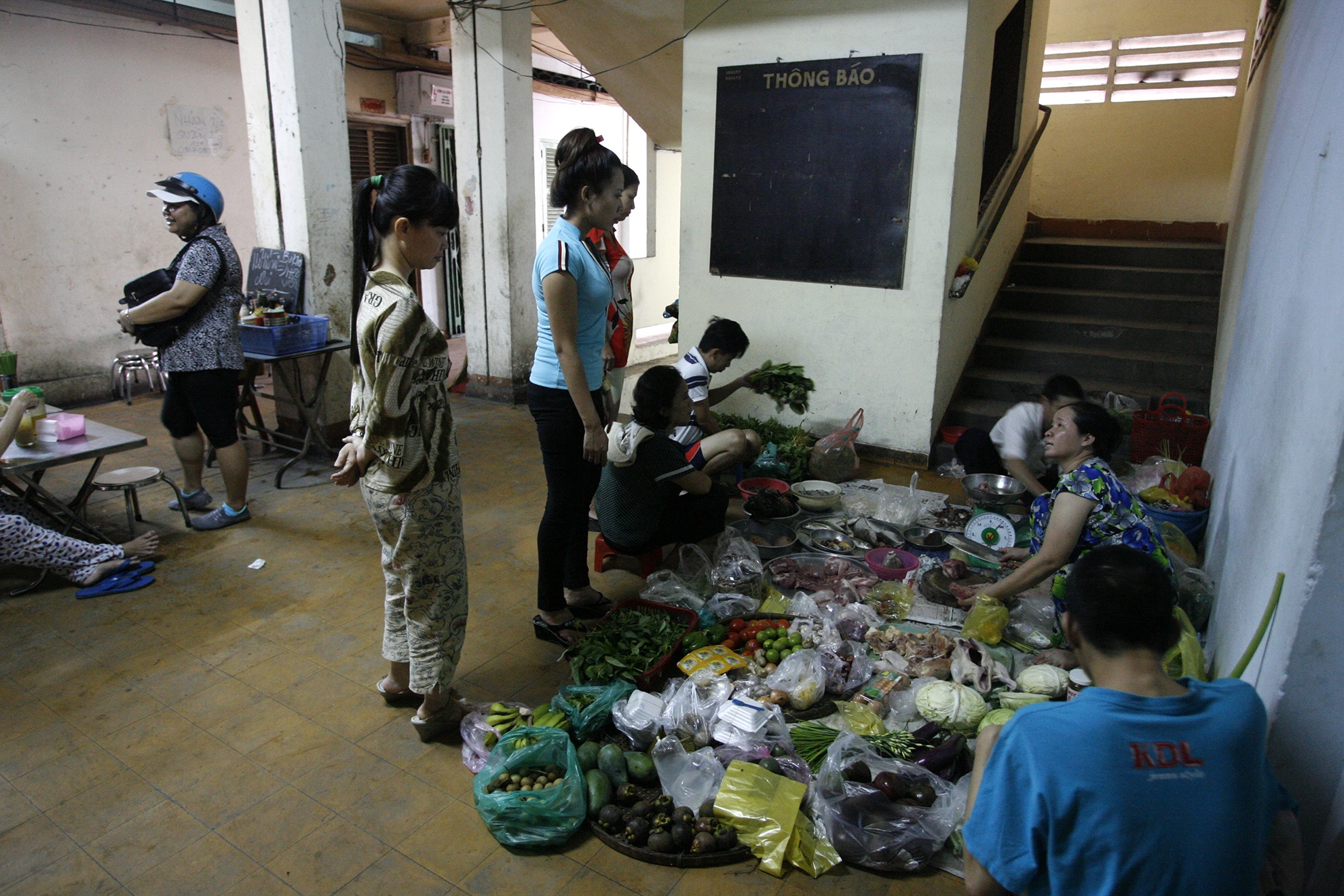 từ cộng hành cho tới thịt thà cá mú, các bà nội trợ cứ bước vài bước chân ra cầu thang là có đủ” Cô Hương, người có thâm niên hơn 20 năm dọn hàng ở tầng 1 cho biết