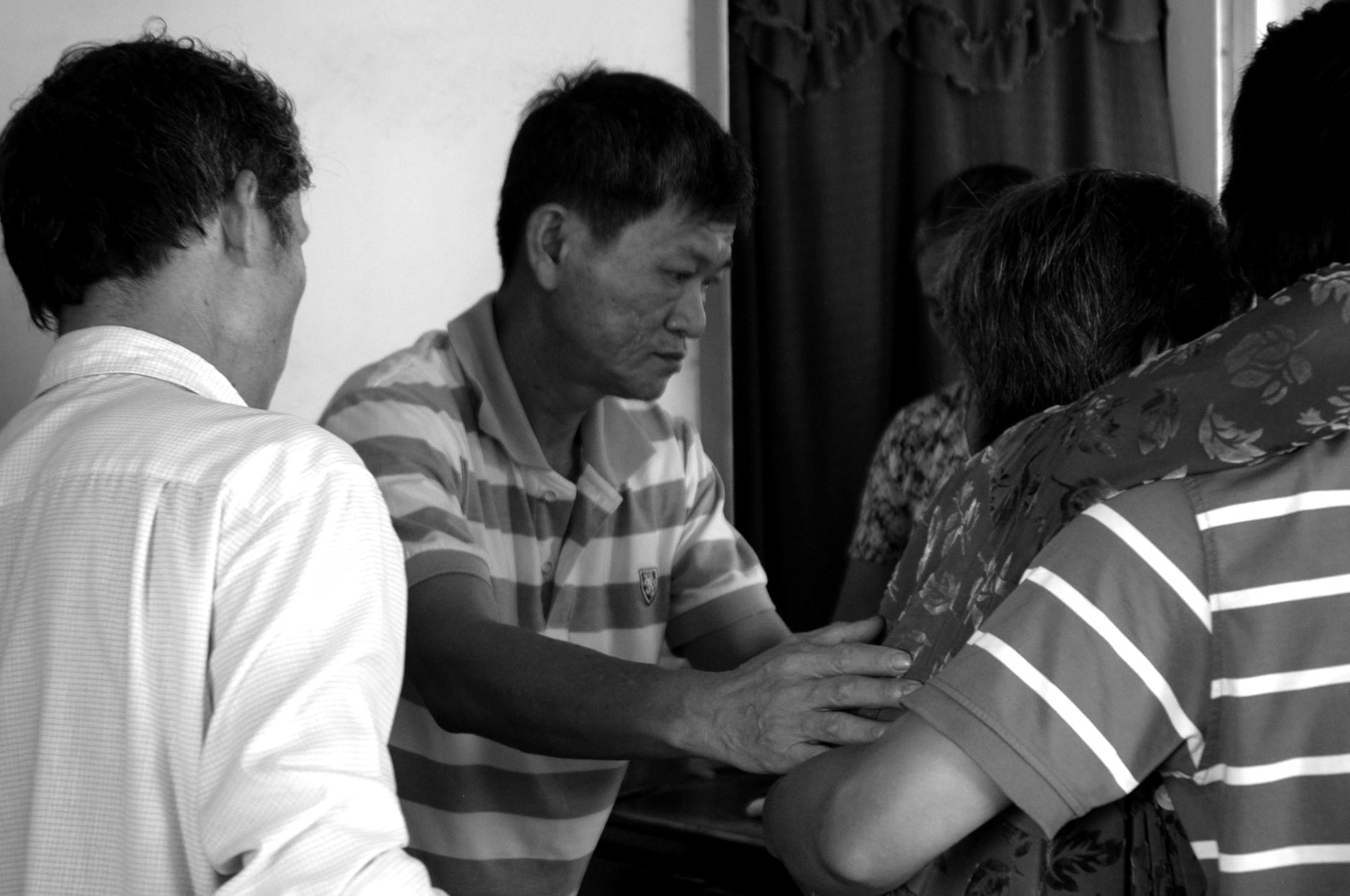 Ông giúp đỡ miễn phí cho bệnh nhân, nhưng kinh tế gia đình lại không lấy gì làm khá giả. Nhiều bệnh nhân thấy vậy, năn nỉ ông cầm ít tiền để trang trải tiền thuốc men, nhưng ông từ chối.