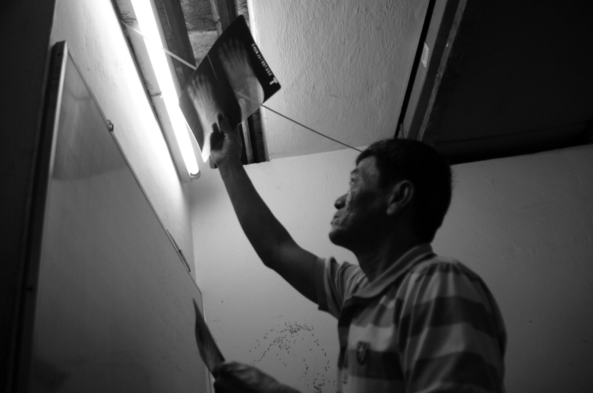 Lúc đầu, ông chỉ chữa cho những người sống gần nhà. Sau này, nhiều người biết được uy tín của ông nên lặn lội từ miền Tây, miền Trung, có người từ Hà Tây đi vào để chữa bệnh.