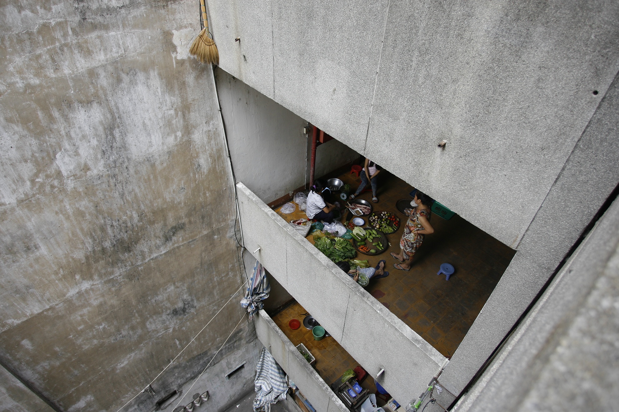 Trong 5 tầng lầu thì từ tầng 1 tới tầng 3 đều có khu hàng chợ như vậy tuy theo nhu cầu của từng tầng mà số lượng hàng hoá it hay nhiều