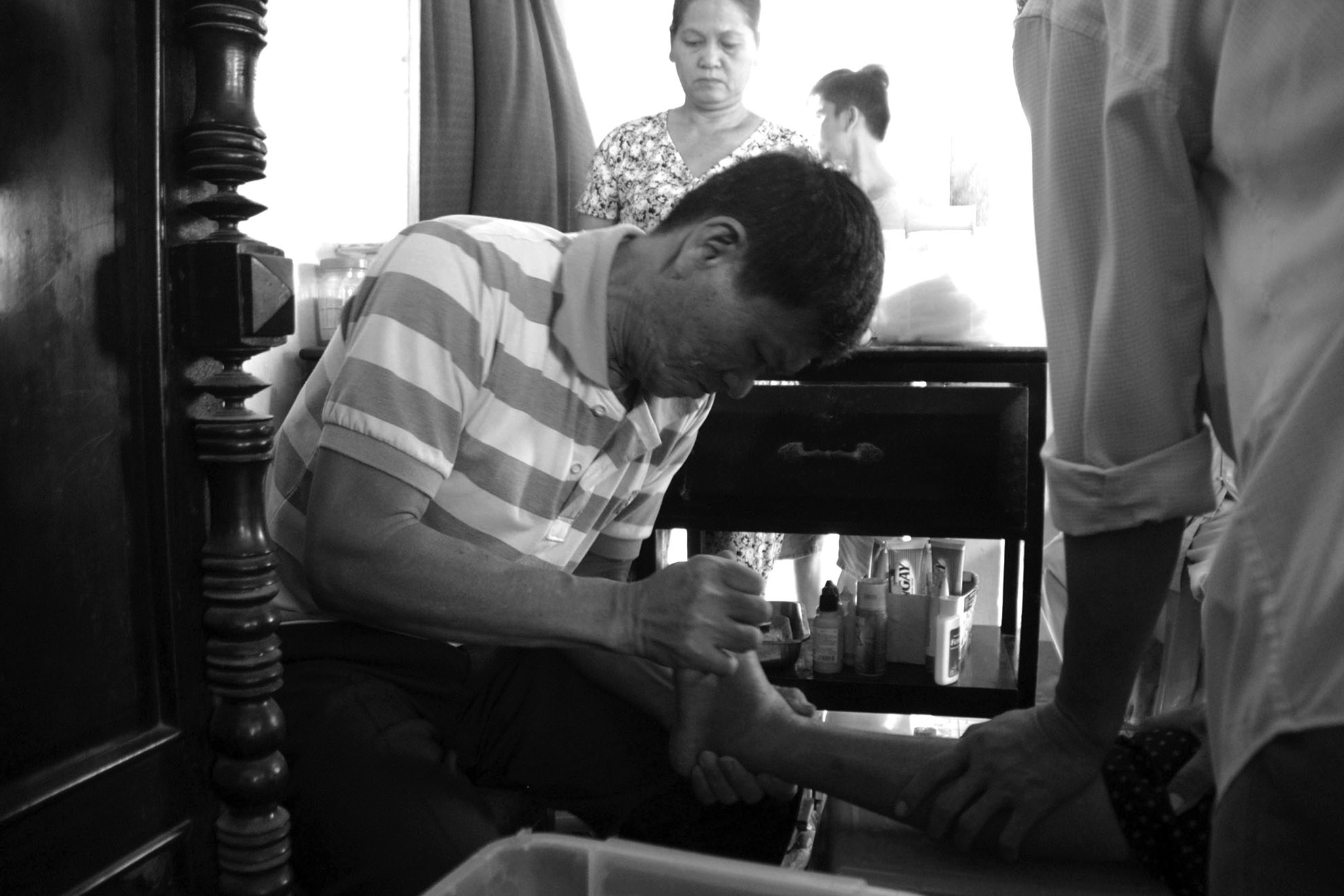 Trong ngôi nhà nhỏ của ông, ngày nào cũng chật ních người đến chờ khám và chữa bệnh. Bệnh nhân ngày mỗi đông, chi phí thuốc men là điều gây khó khăn cho người cựu chiến binh này. Biết vậy, nhiều bệnh nhân đến khám xong đều gửi cho ông ít tiền để mua thêm thuốc