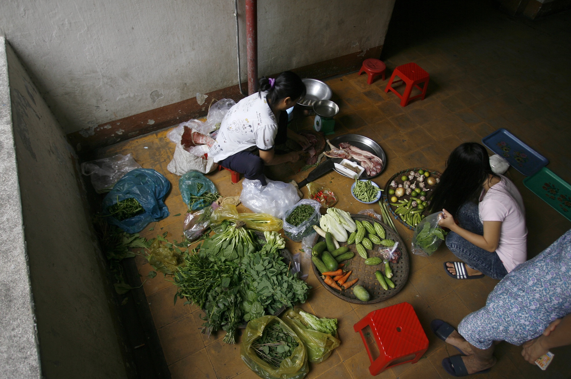 Chị Thêm nhà ở quận bình chánh, từ 17 năm này sáng nào cũng dậy sớm lên chợ Lý Thường Kiệt mua hàng rồi thuê xích lô chở đến cứ xá dọn góc hàng ở tầng 3. 